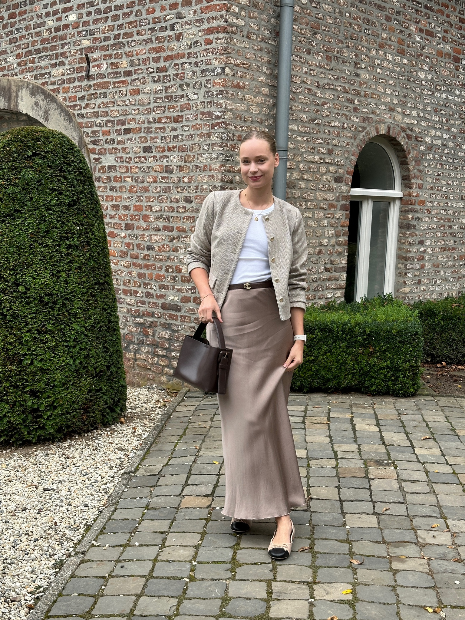 Brown satin skirt, long skirt, beige skirt, satin maxi skirt, twill blazer, twill jacket, beige sweater, white top, brown leather bag

#LTKnederlands #FashionMonth #LTKstyletip