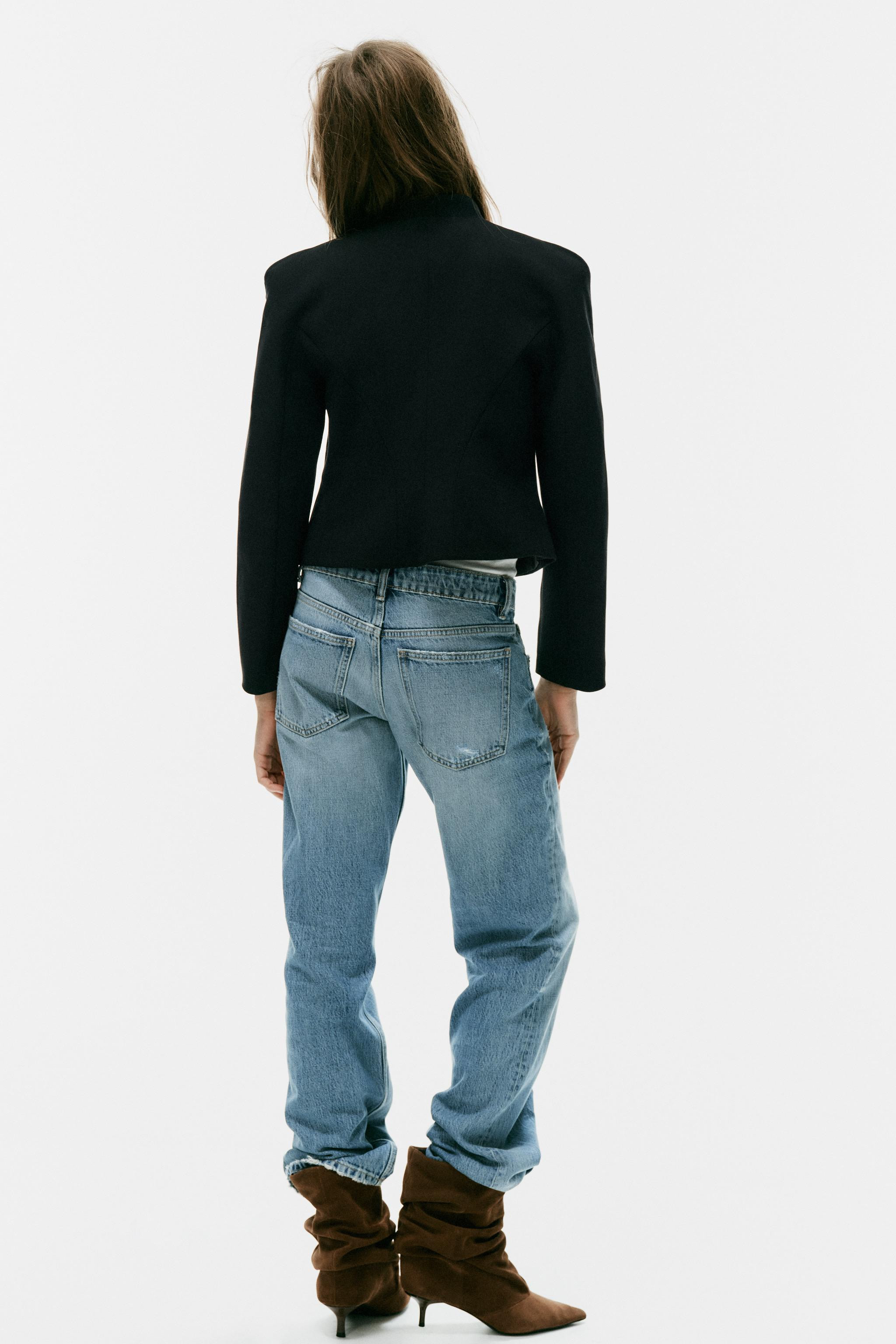 Blazer mit Rundhalsausschnitt und langen \u00c4rmeln mit Schulterpolstern. Knopfdetails und farbl... | Zara DE