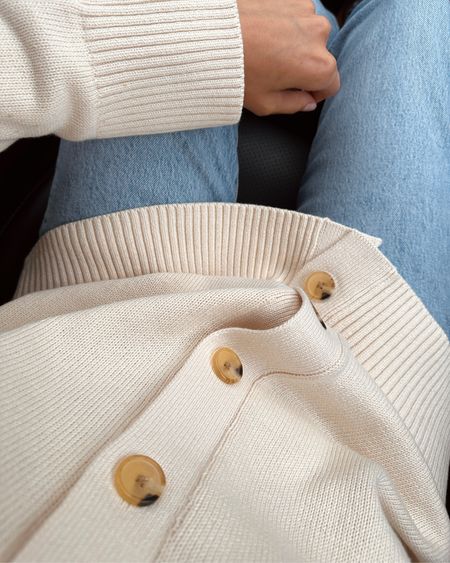 Blue jeans and light beige cardigan (I’m wearing medium for a more oversized look)
- also linked some alternatives 