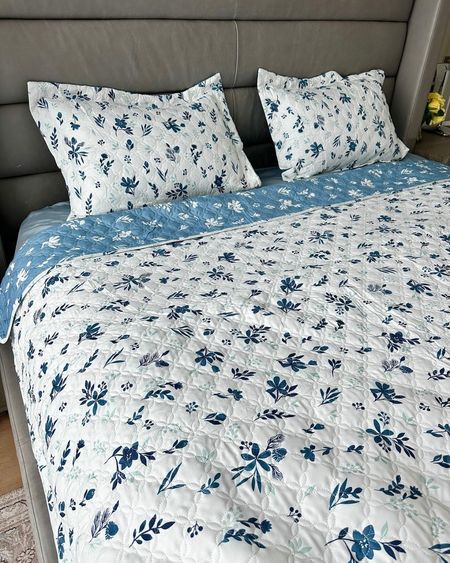 Embrace the beauty of nature indoors with our Reversible Floral Quilt Set! 🌸✨ Featuring delicate blue & white daisies, it's the perfect blend of charm and coziness for your bedroom. Click to indulge in floral elegance and upgrade your sleep space today! #HomeInspo #BedroomGoals #FloralVibes #CozyNights #ShopNow #HomeDecor #InteriorDesign #DreamyDecor

#LTKhome