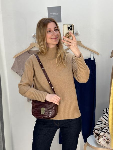 Cozy camel turtleneck sweater that is the absolute wardrobe staple paired with a burgundy / dark cherry / ox blood shoulder bag 