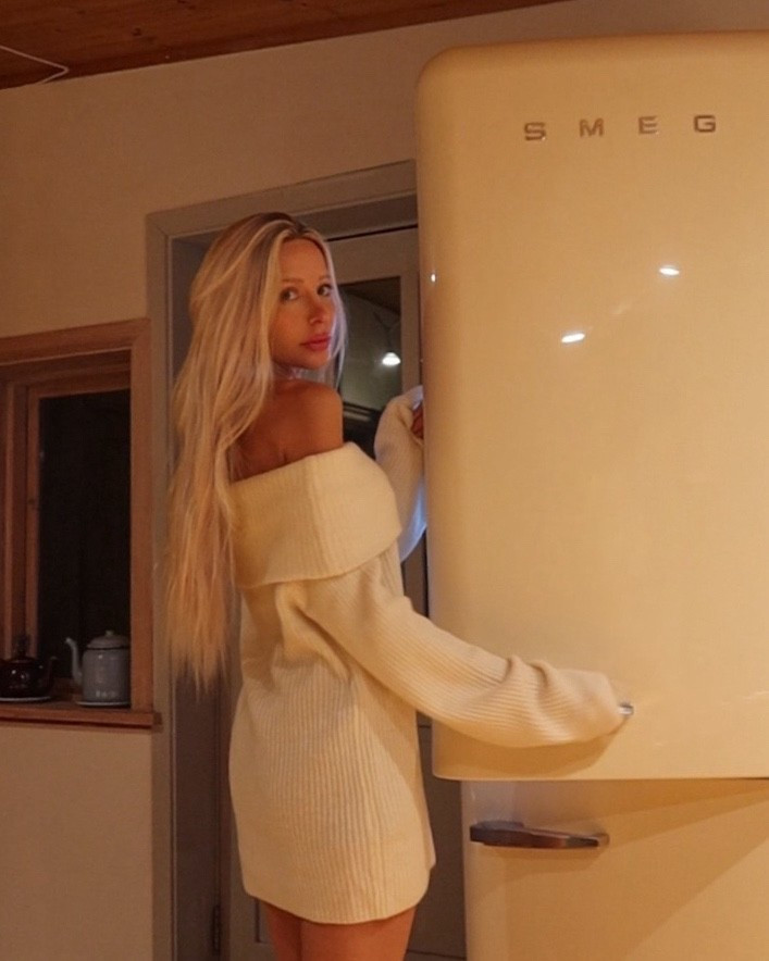 Off shoulder sweater
Oversized off shoulder sweater 
Long off shoulder sweater 
Winter outfit
Winter style
Winter fashion 
Cozy winter 

#LTKFindsUnder50 #LTKootd #LTKFindsUnder100