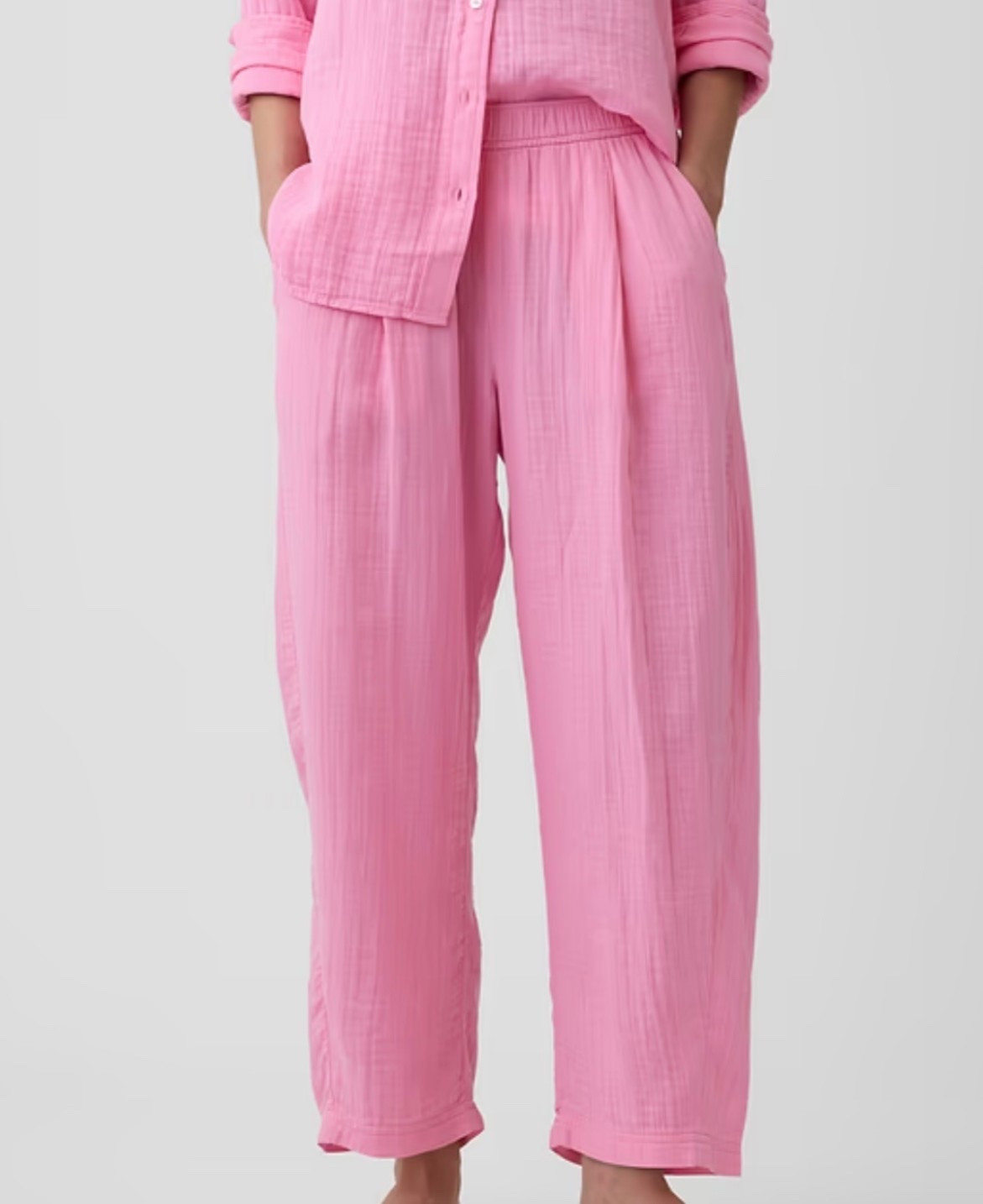 These gauze pants are absolutely perfect for summer! Add a pop of red and sandals and perfection

#LTKootd #LTKgrwm #LTKOver40