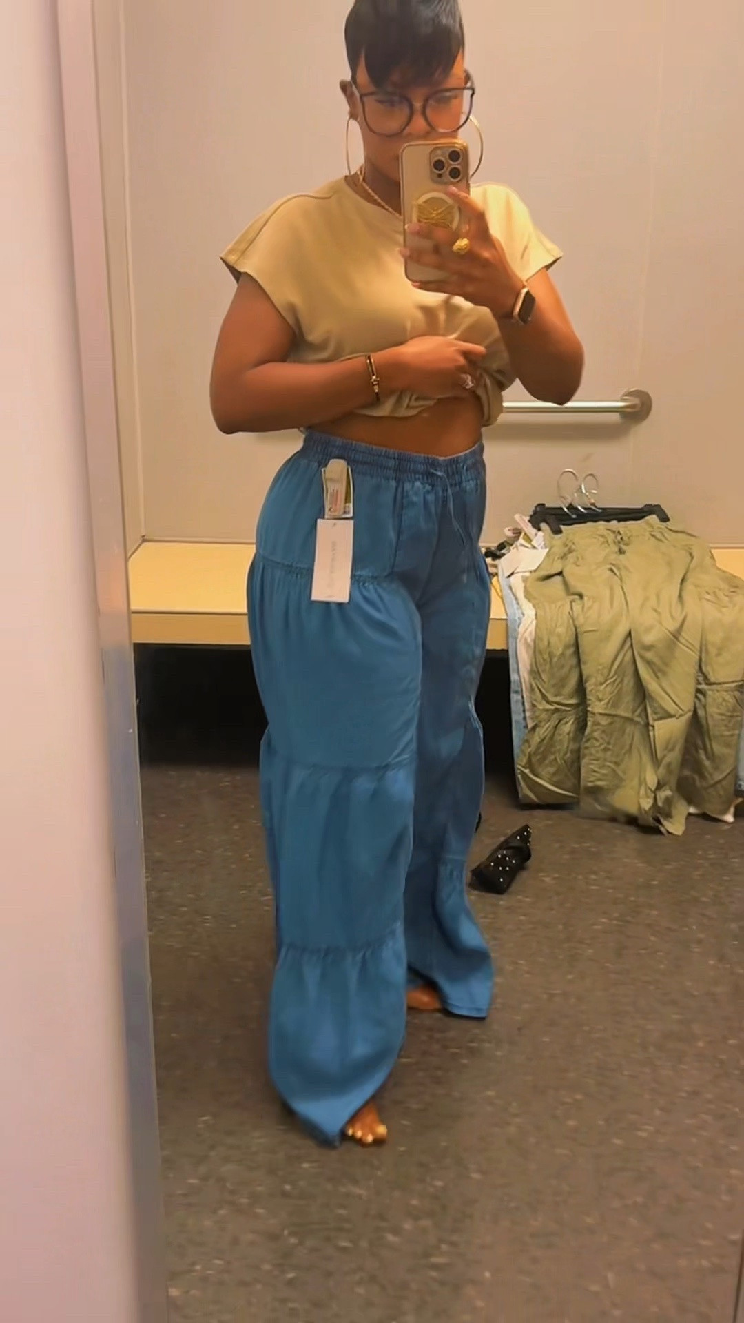 These $15 palazzo pants from Ross are TOO good 😍 

Flowy, lightweight, and super cute- I grabbed the blue and green!

Ross doesn’t have online shopping, but I linked similar styles on my LTK 💫

#ootd #fashioninspo #styleinspo

#LTKgrwm #LTKSaleAlert #LTKootd
