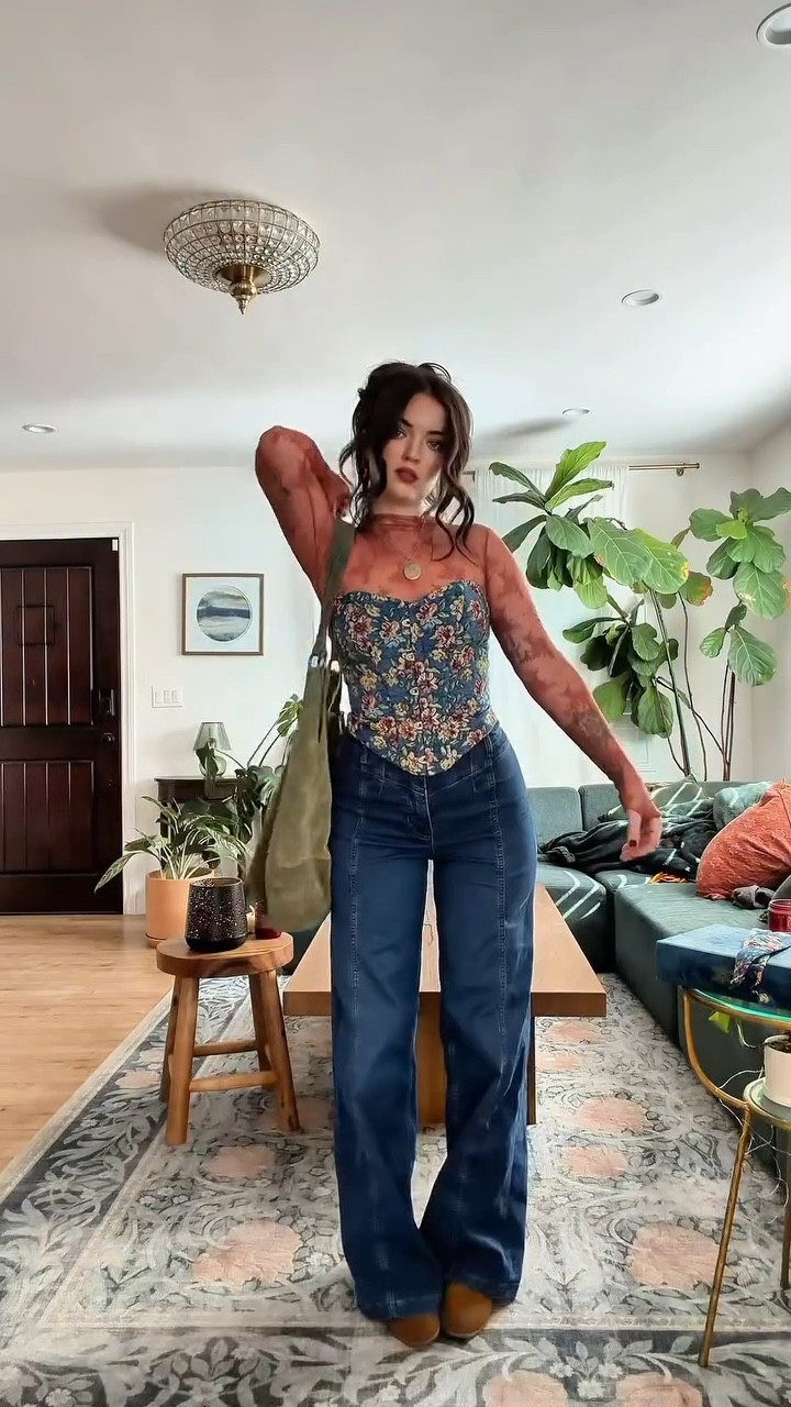 Comment “MAGICAL” for links 🌝
There’s something I love about taking a simple outfit and giving it a lil’ ✨magic ✨layering a lace long sleeve under a top, adding a corset, and finishing it off with vintage touches like a locket. Mixing textures, colors, and eras until it feels less like an outfit, and more like a story 📖📚