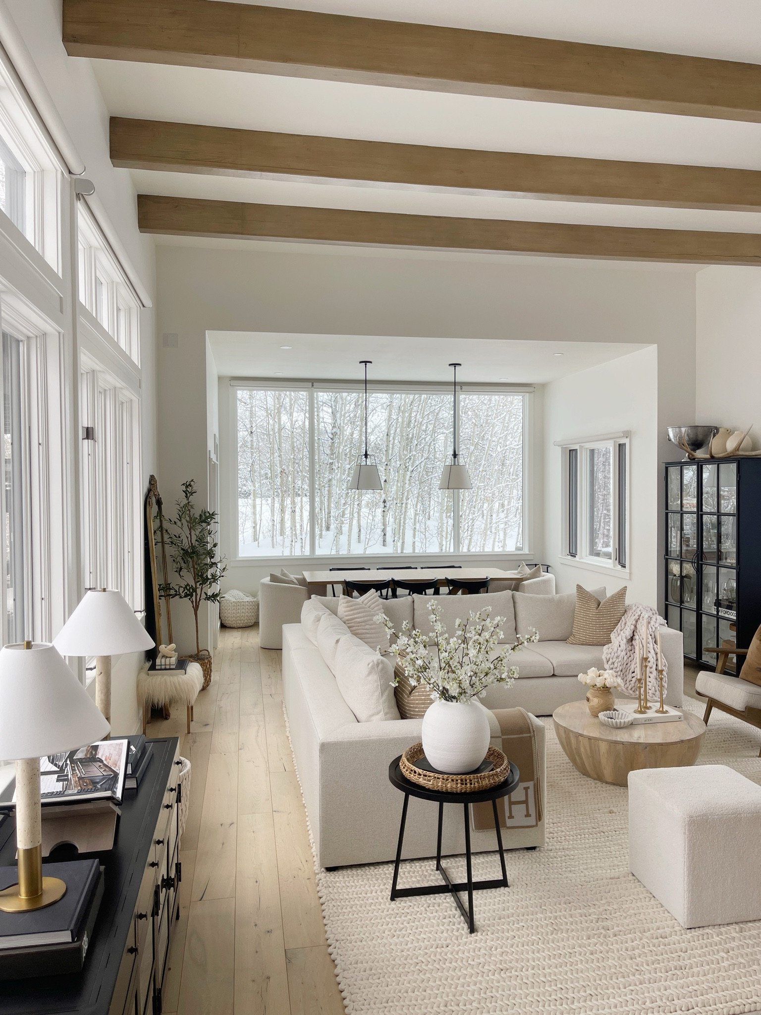 HOME \ living room details😍😍

Decor
Sectional
Buffet
Lamps
Side table
Rug 

#LTKhome