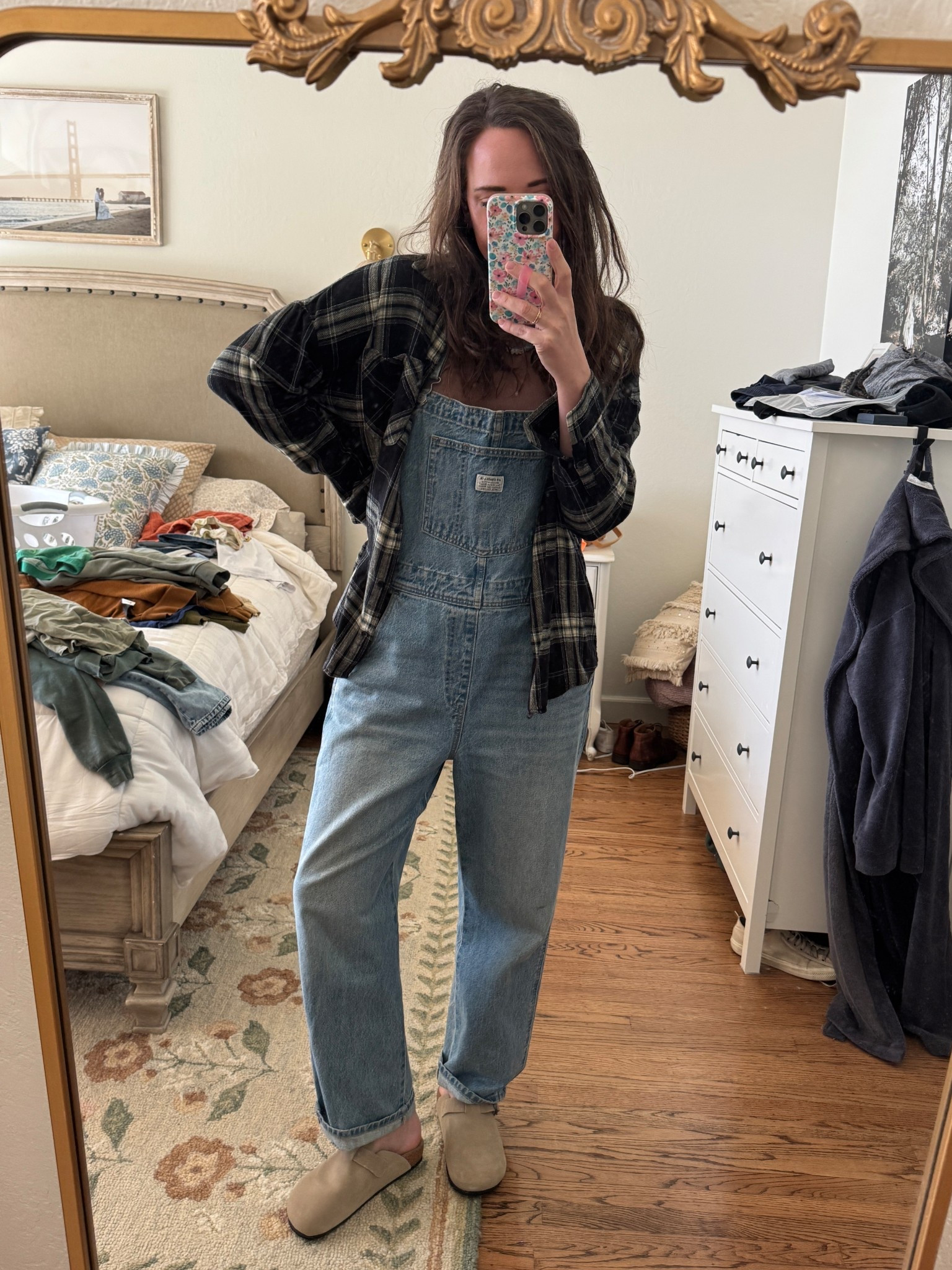 Feeling the grunge vibes today. 🤍 New mules are soooo comfy!! And on SALE! 🙌🏻🎉

#LTKmomlife #LTKSaleAlert #LTKootd