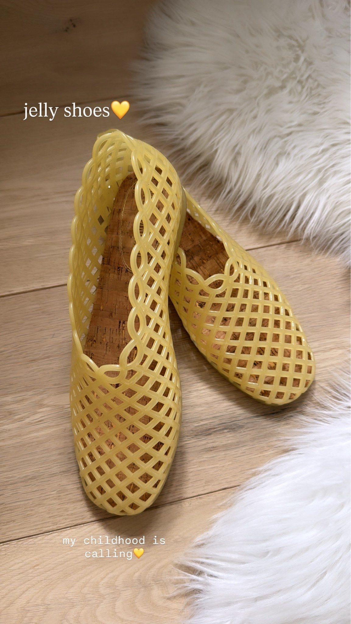 Obsessed with these yellow jelly shoes under $50💛🧈☀️ They’re sooooo comfy and fit tts. 

Spring
Summer outfit

#LTKootd