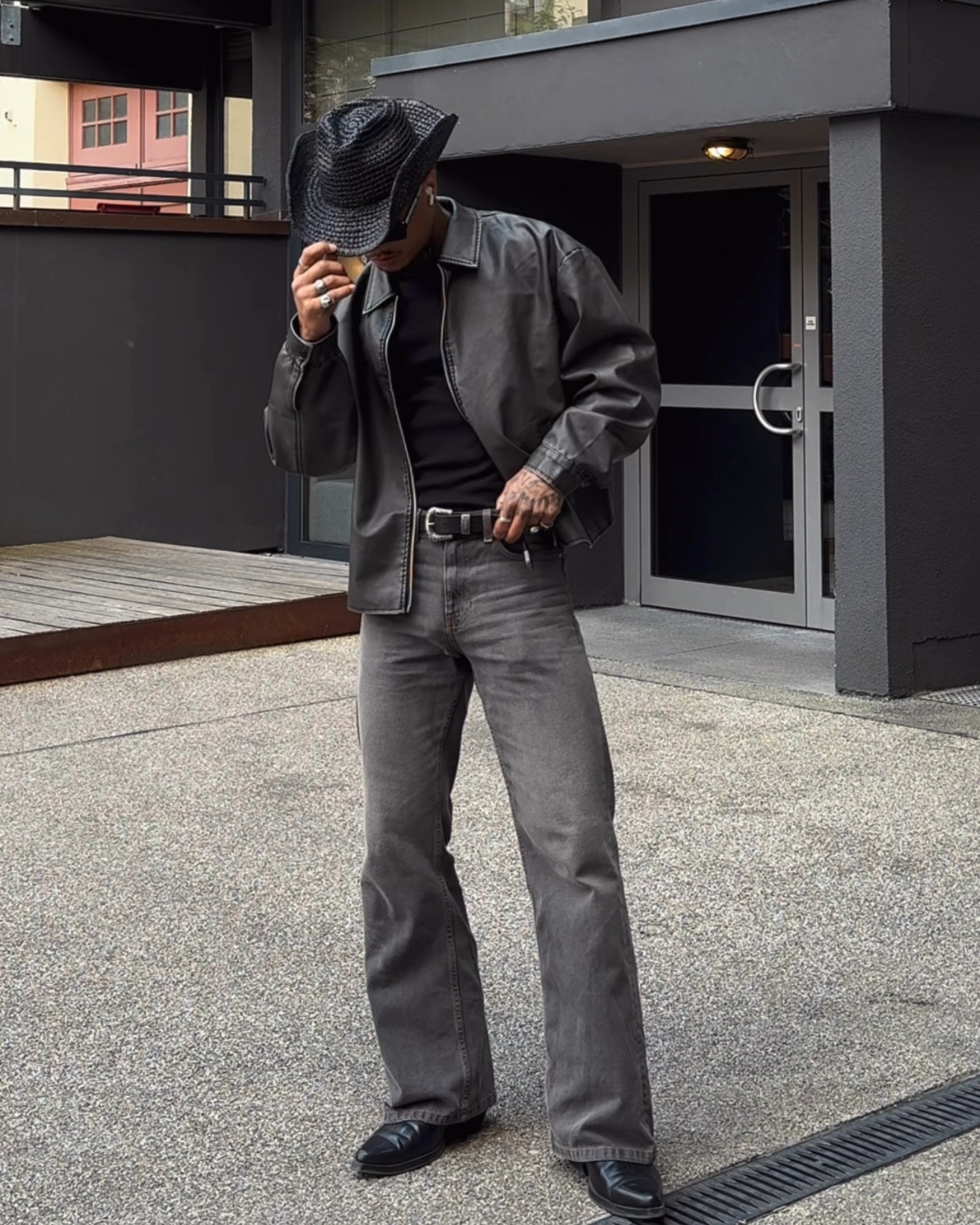 Stone grey Cowboy #style #monochrome #schlaghose #flaredpants #boots #hat 

#LTKAroundTheWorld #LTKherren #LTKstyletip