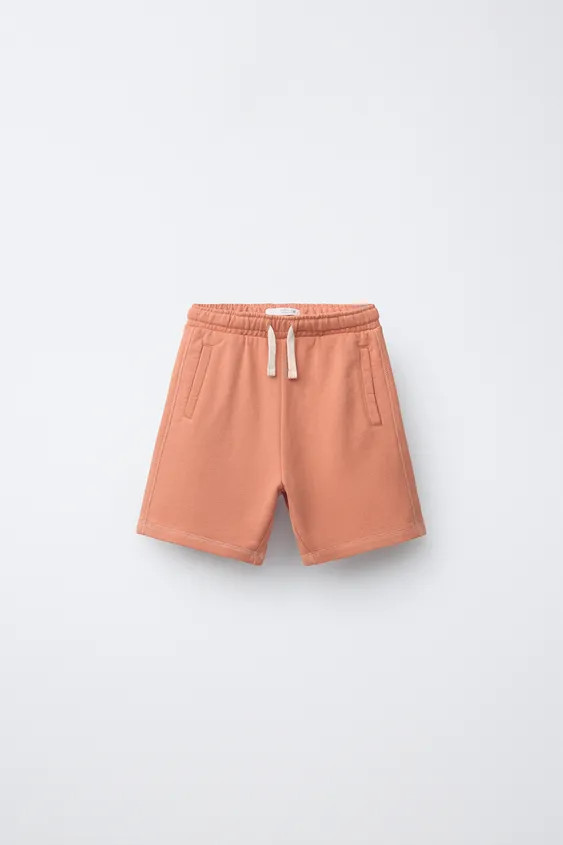 Bermuda en molleton avec taille élastique et cordons ajustables sur le devant. Poches avant avec... | Zara FR