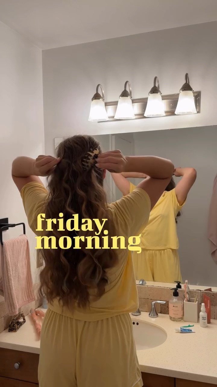 having the perfect summer morning in @crz_yoga 🍒🌶️❤️‍🔥 
Truly what a perfect start to my Friday!!! Send this to a friend that you want to do a pre-work breakfast date with 🫶🏼🫶🏼

#morningroutine #dailyvlog #morninginmylife #summermorningroutine #summermorning