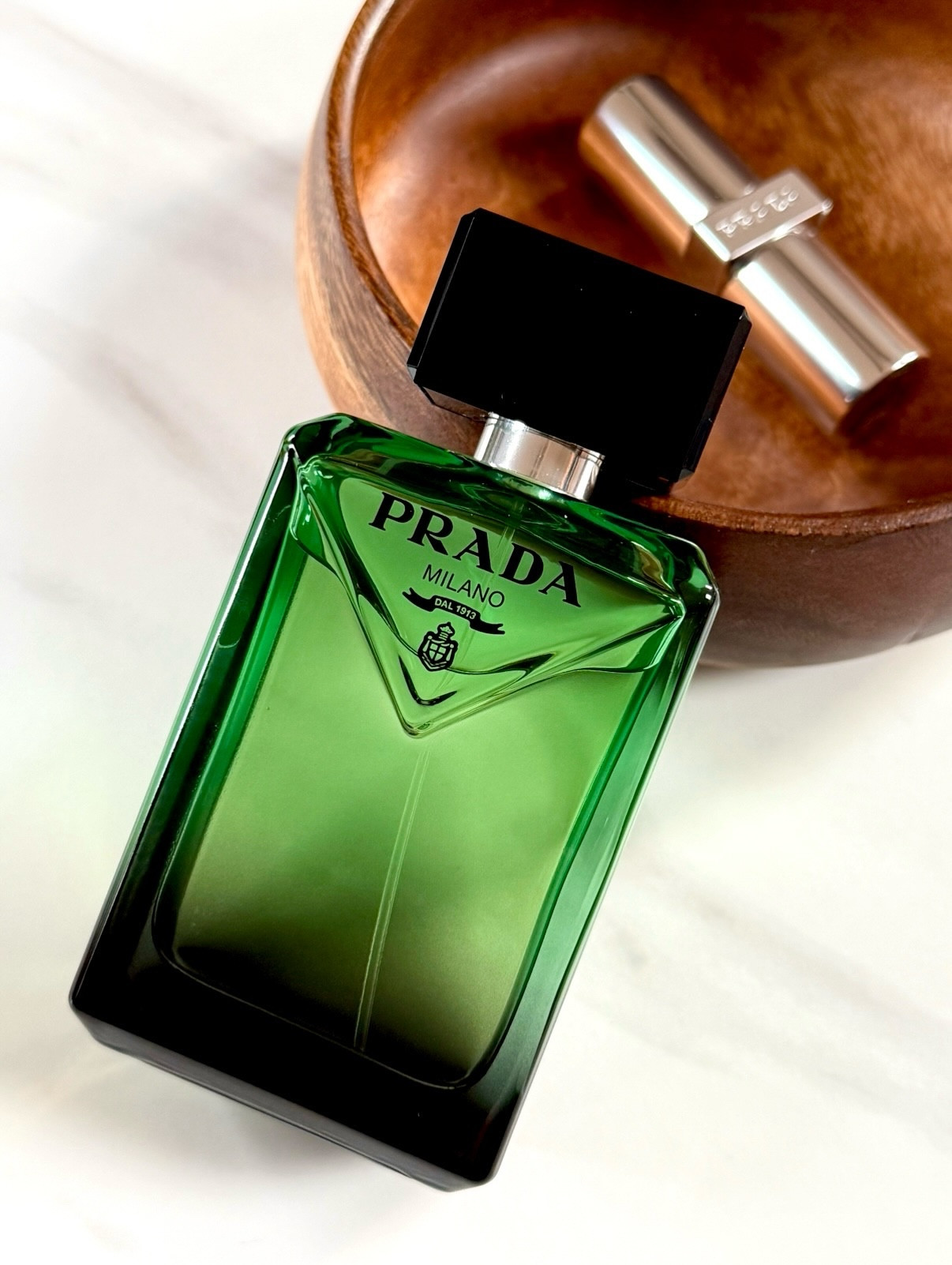 #GiftedByPradaBeauty

@pradabeauty’s Paradigme makes a striking first impression with its mix of brightness and depth. It starts with a bright, energetic hit of Calabrian bergamot before shifting into the green, aromatic tone of bоurbоn geranium. The dry-down folds into ambery woods, Peru Balm, benzoin and guaiac wood for a richer, grounded finish. The dry-down has a steady warmth that complements the sharper top and heart notes, making the overall profile feel balanced.

The bottle also has a refillable design - the 150ml refill uses significantly less glass, plastic, and metal than buying multiple new bottles.

Prada Paradigme is perfect for gifting the holiday season, who would you gift this fragrance to? 

#PradaBeauty #PradaFragrances