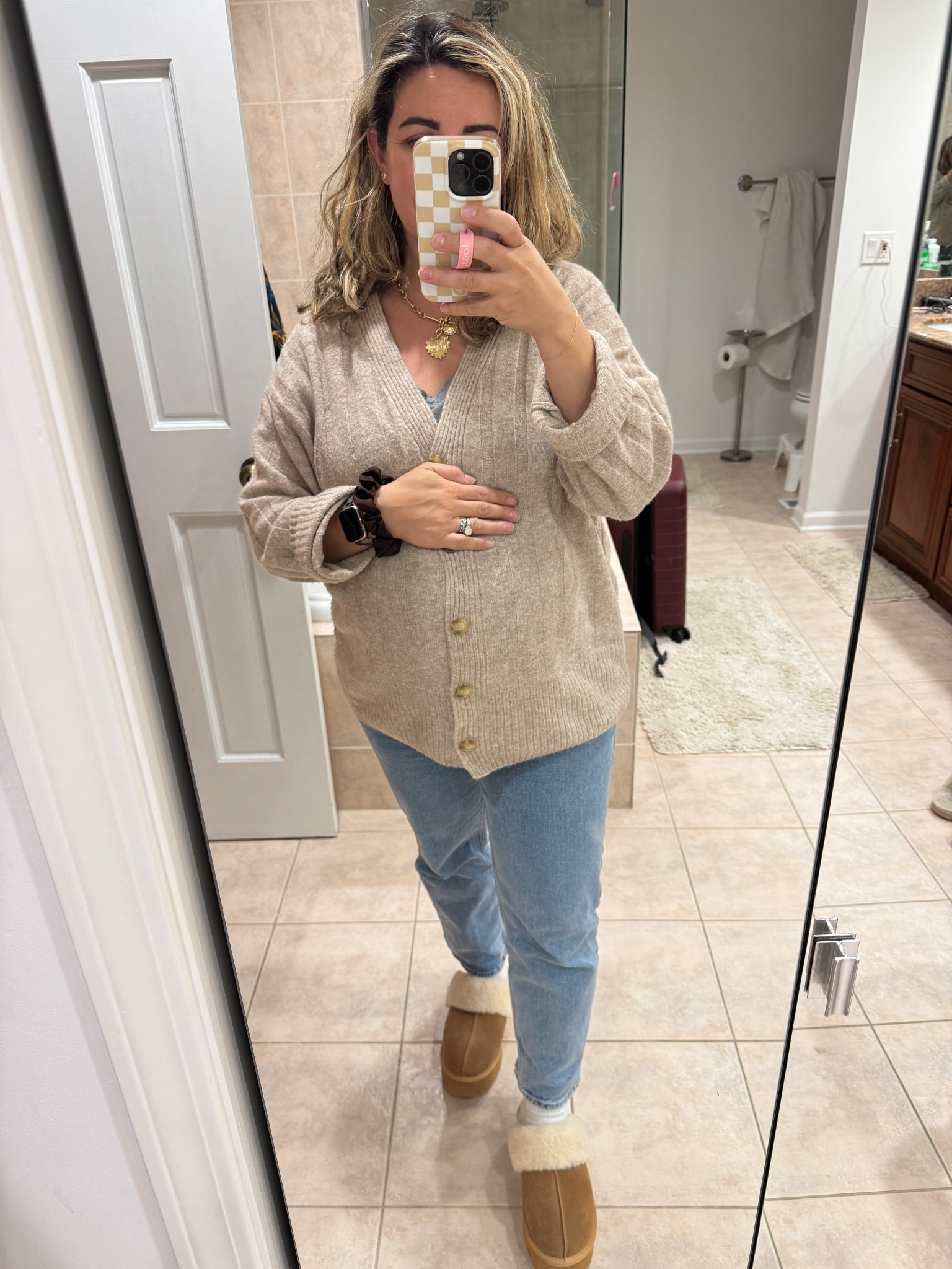 This Target cardigan on repeat! Fits the bump like a dream. Also loving these Abercrombie maternity jeans! 
Jeans: 28
Cardigan: small

#LTKBump
