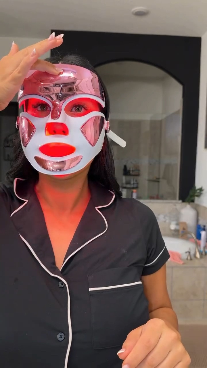 VLOGMAS DAY 11🎄 Picking one of you to gift a Dr Dennis Gross Skincare Limited Edition Boost Collagen, Brighten & Firm Kit ($592 Value)!! Like + comment and you’ll be entered! I’ll announce in a week🫶🏼 hope you had the best day!

Comment “shop” for links sent directly to your DM✨

#morningvlog #redlighttherapy #sahm #momof2 #morningroutine #fyp #christmas #gift #skincare #vlogmas #momlife