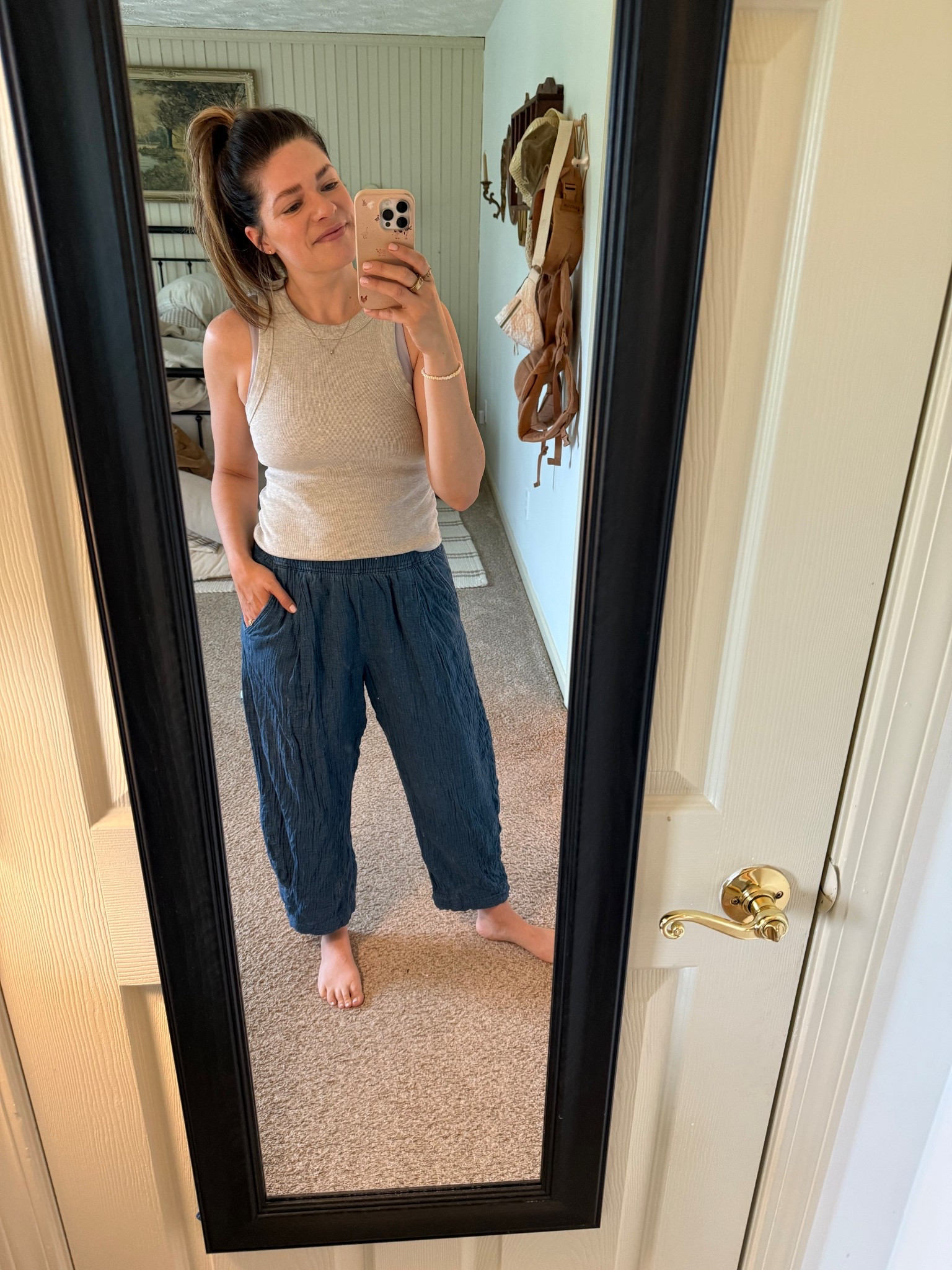 Size medium in tank and pants! I’m a 4-6 in pants! 