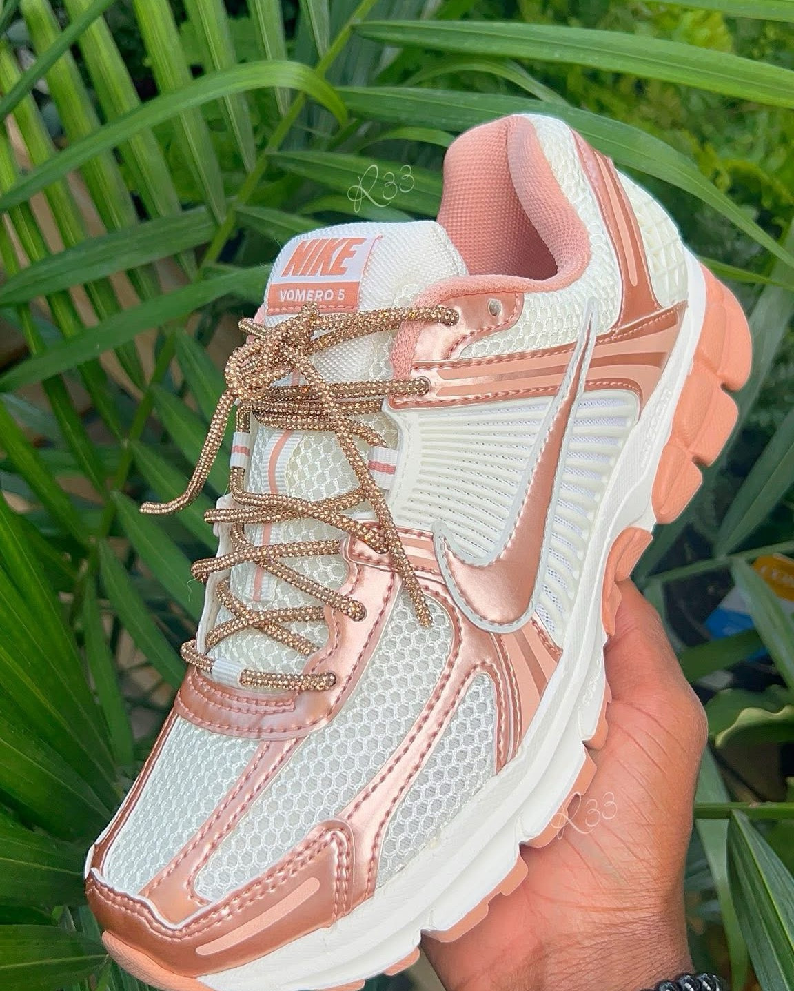 The way they did these and the rhine laces so TUFFFFFFF together 😮‍💨🔥
The golden rose w blinglaces colors hit crazyyy on theseeee… 🔗

Vomero 5s🔥😮‍💨😍 #nike #shoes #sneakers #track 


#LTKActive #LTKootd