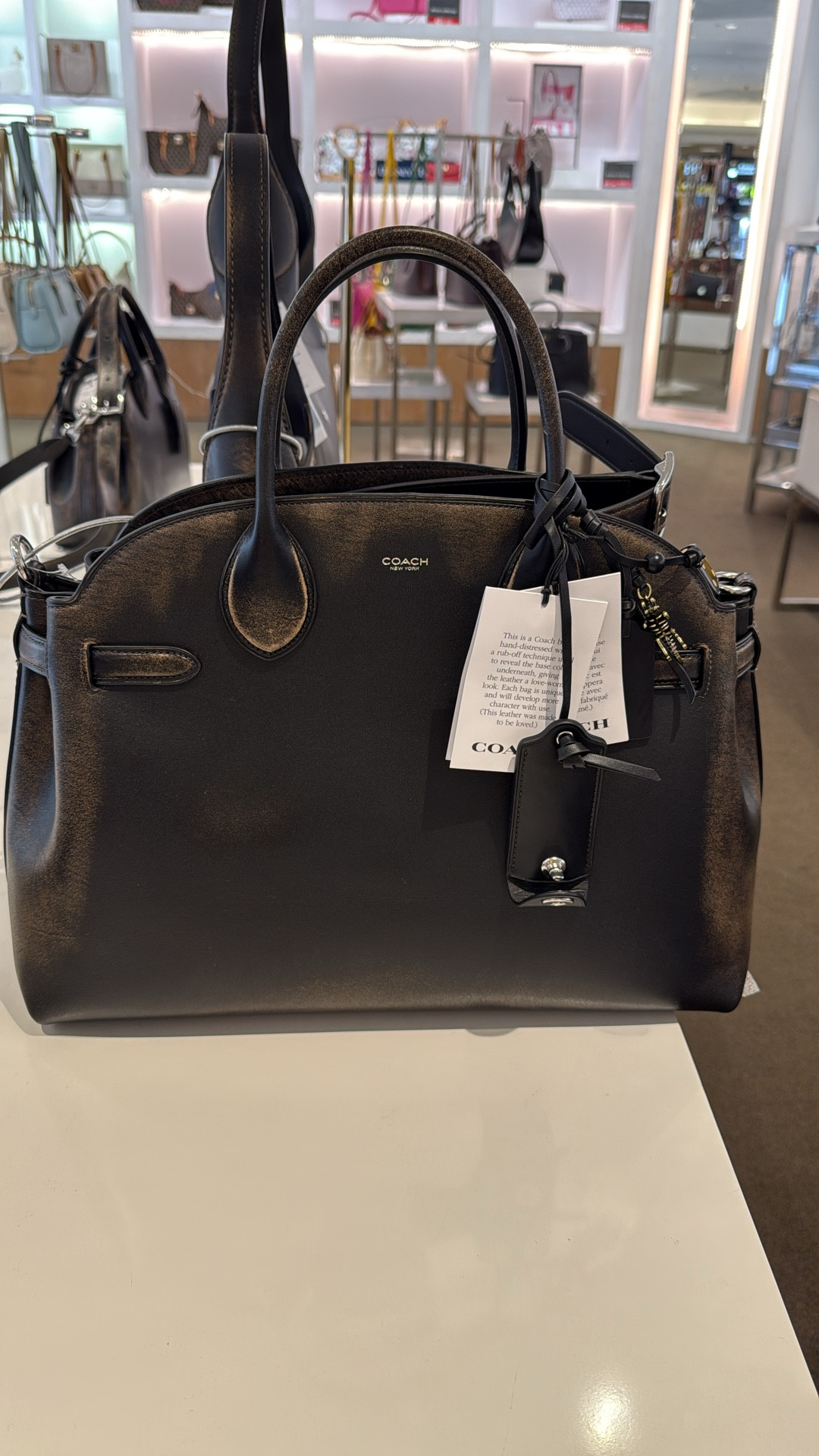 Soft Empire Carryall Bag 40 In Loved Leather 

Cómo describo esta belleza. En el video es una de las carteras más buscadas más elegantes con una estructura, increíblemente espectacular y para crear Outfit pueden ser elegantes o deportivos. Además que sirve perfectamente para el aeropuerto está disponible en muchísimos colores este es uno de mis favoritos por el corte y trabajos que tienes del cuero

#LTKSeasonal #LTKItBag #LTKWorkwear