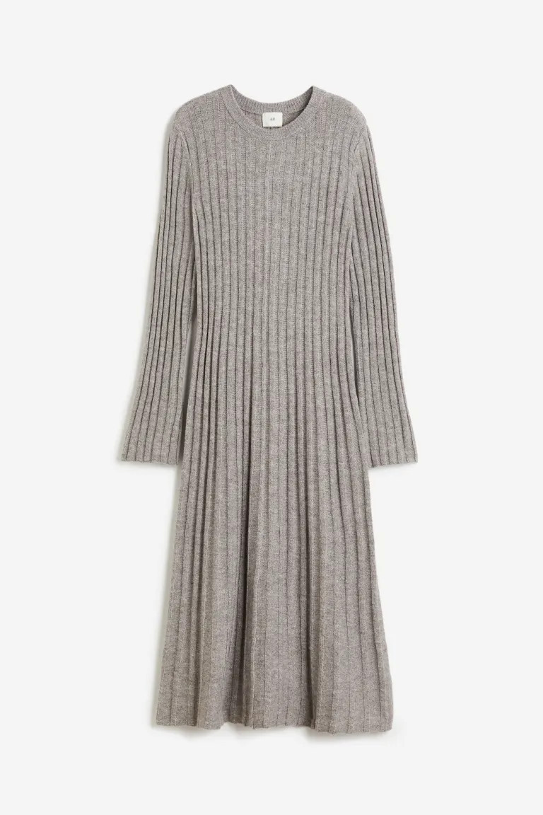 Geripptes Strickkleid - Greige - Ladies | H&M DE | H&M (DE, AT, CH, NL, FI)