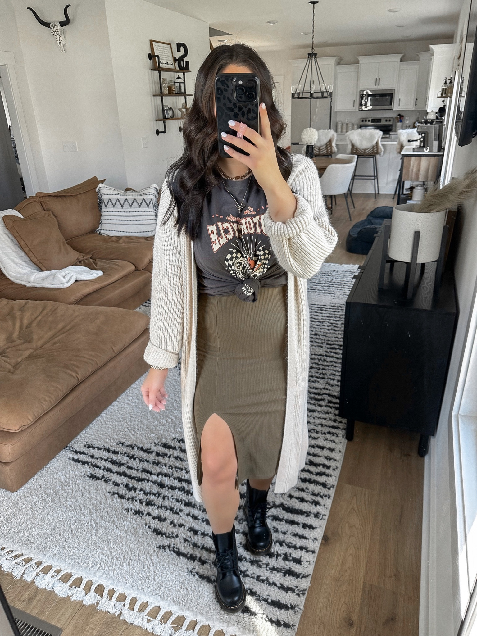 Tee — medium
Cardigan — small
Skirt — xxs

doc martens outfit | fall outfit ideas | duster cardigan outfit | graphic tee | oversized tee | bodycon midi skirt outfit | fall brunch outfit 



#LTKsalealert #LTKxPrime #LTKfindsunder50