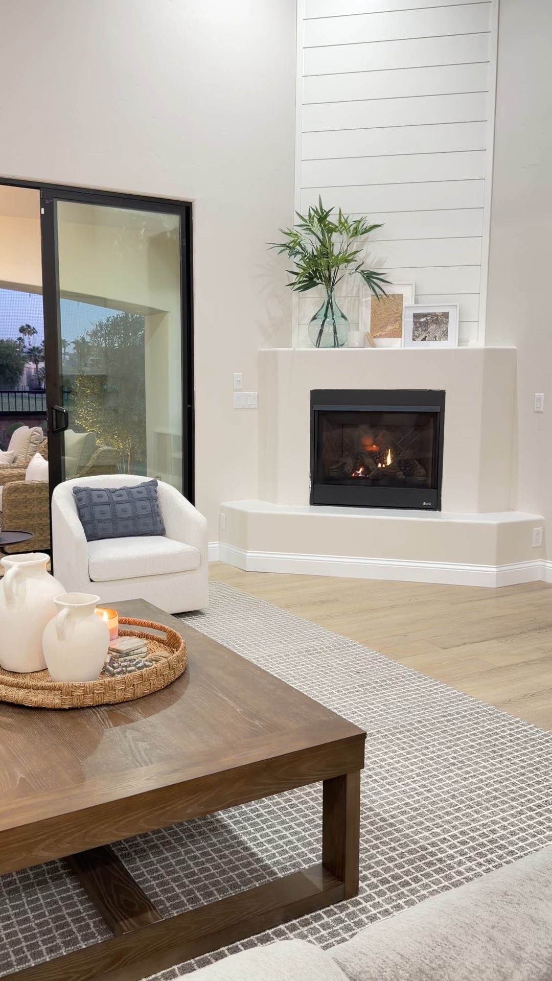 Living room decor 
Oversized coffee table
Rug 

#LTKHome #LTKStyleTip