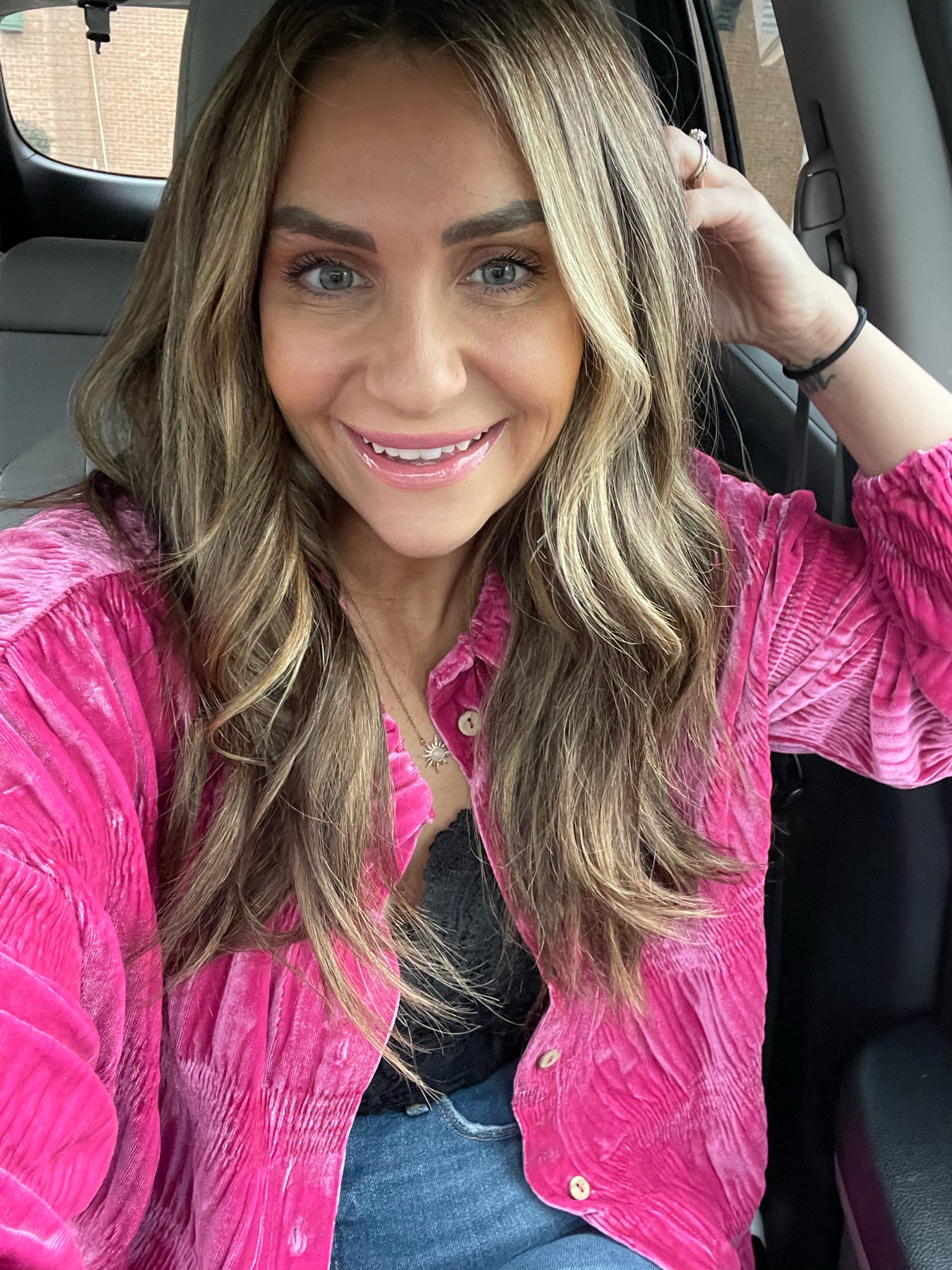 Working thru my obsessive tendencies w this color 💅🏼
I’m 5’6”
160lbs
Button up shirt - S
Body suit - M
Jeans - 29