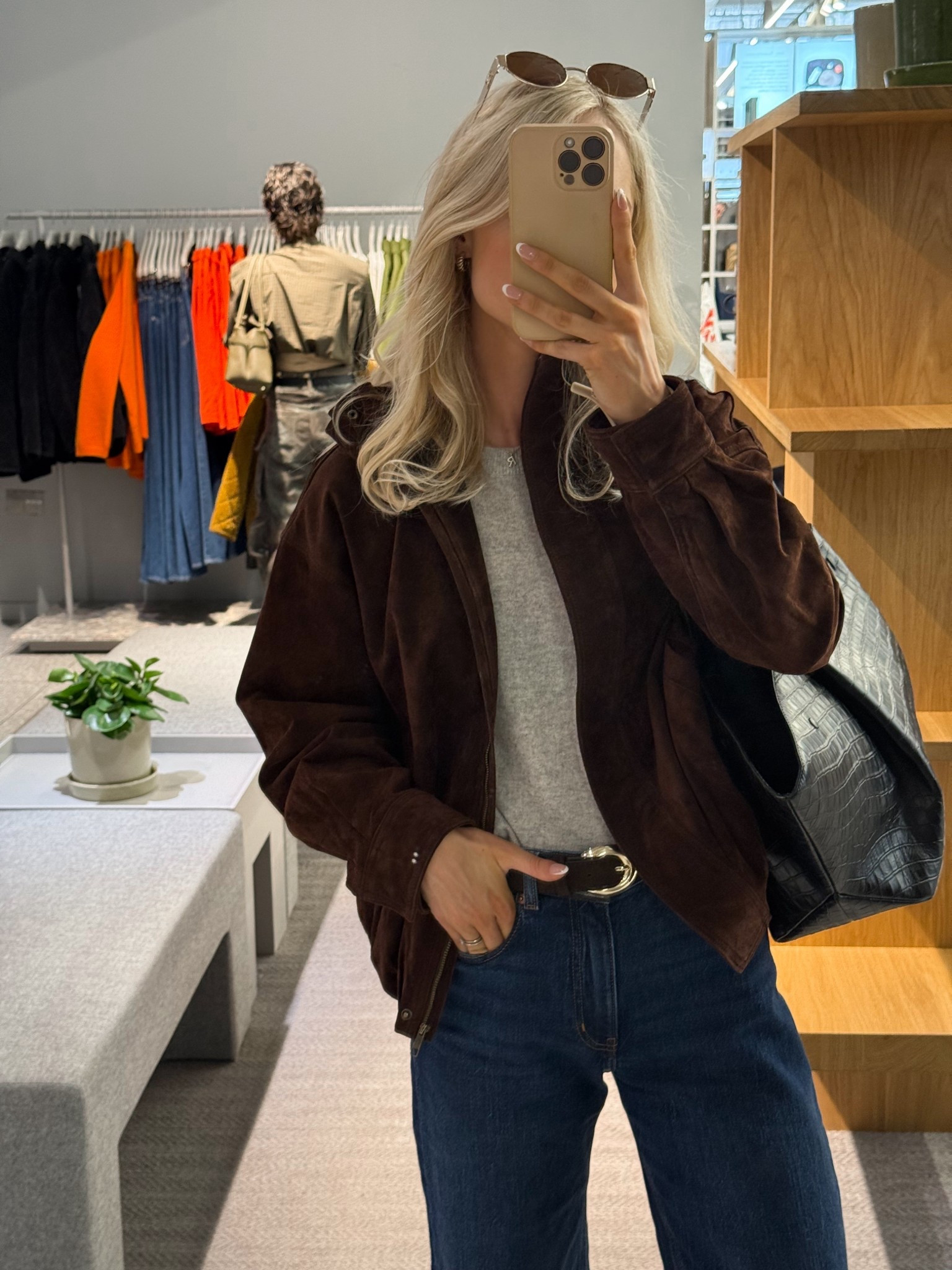 OOTD for shopping 🤎

Zara suede bomber jacket / grey cashmere knitted top / wide leg jeans / H&M new in / demellier tote bag 

#LTKautumn #LTKuk