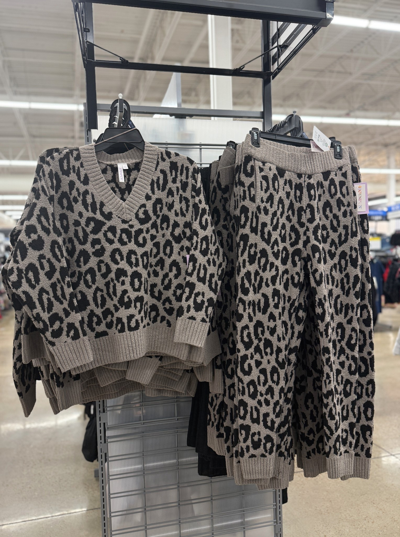 This lounge/PJ set at Walmart feels like 🐻🦶dreams!! 

#LTKFindsUnder50 #LTKSaleAlert