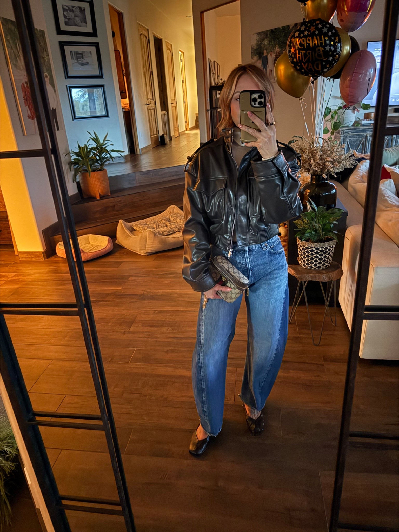 Jacket is Zara 
Tts jeans (wearing 26)
Zara flats 

#audrey #birthdaydinner #agolde 