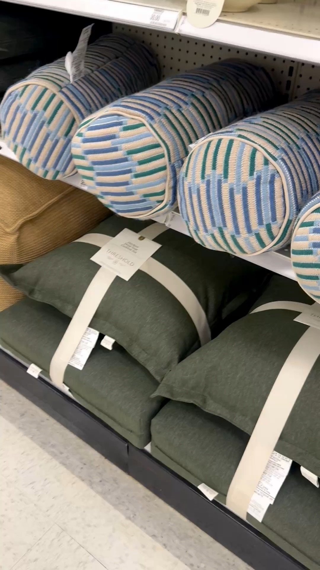 Love the blue and the green combo!!!
Outdoor cushions - outdoor pour - outdoor living - patio - backyard - poolside - target  - spring - summer 