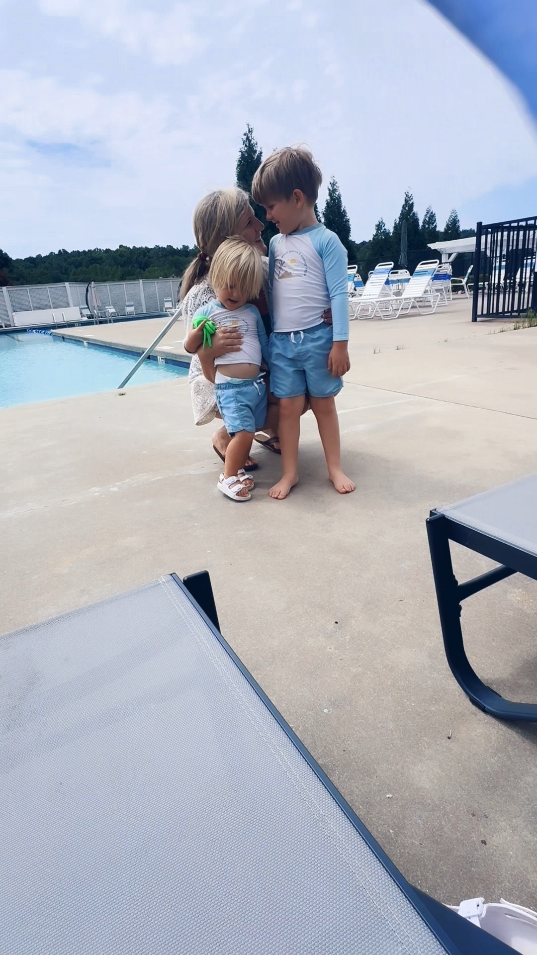 Spent this Friday funday at the pool 💦 with my sweet babies 👶🏼 and it’s just been the best!!! 🌞