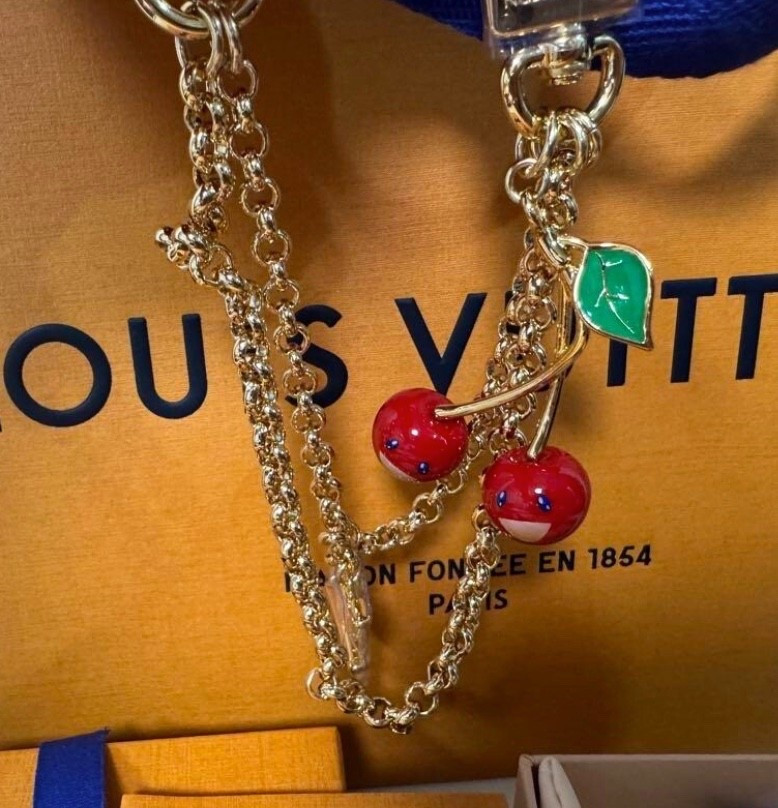 🍒 Cherry bag charm and chain #dhgate

#LTKSaleAlert