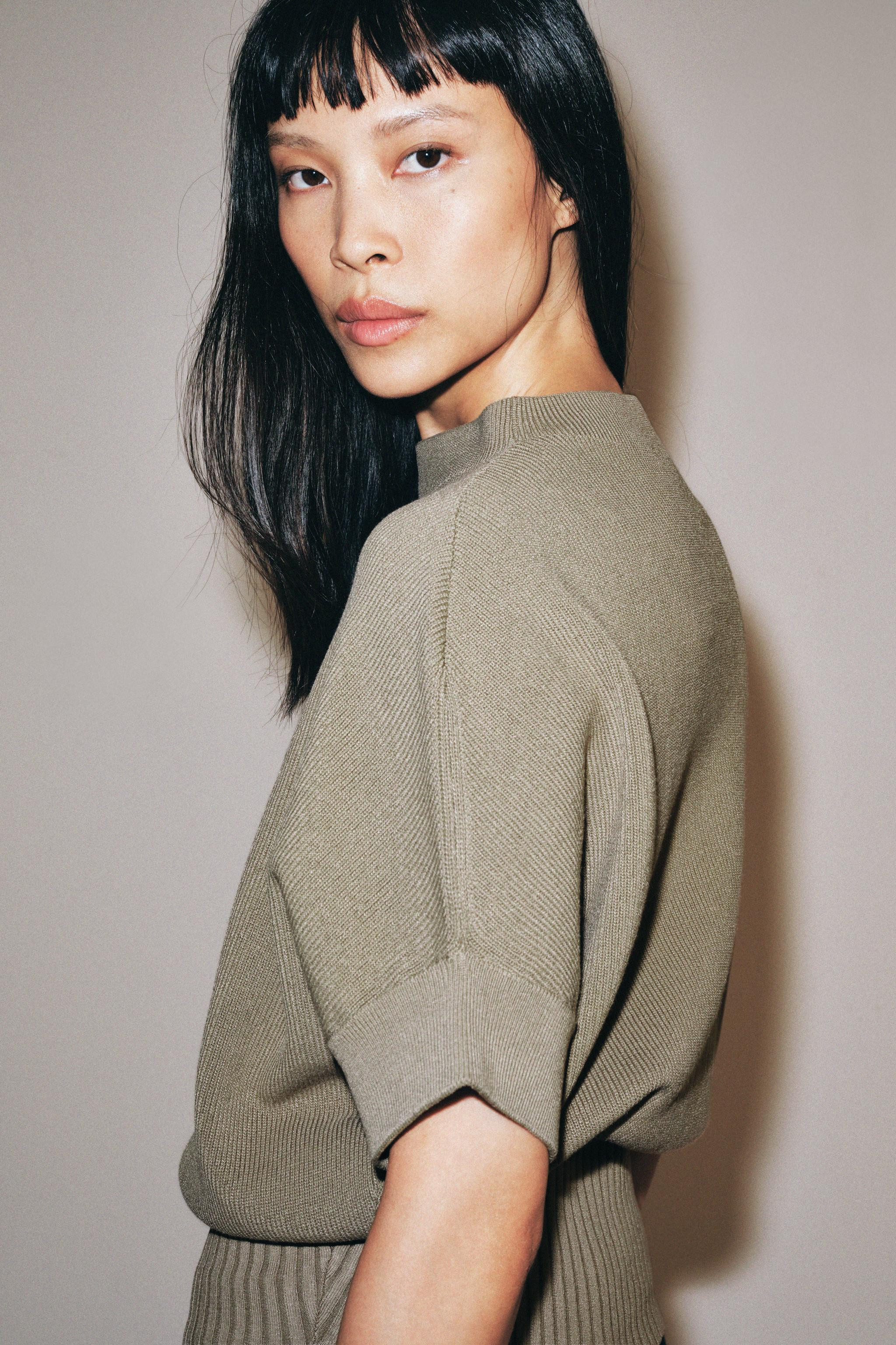 Model height: 178 cmRound neck, short sleeve top. Fitted hem. | Zara UK