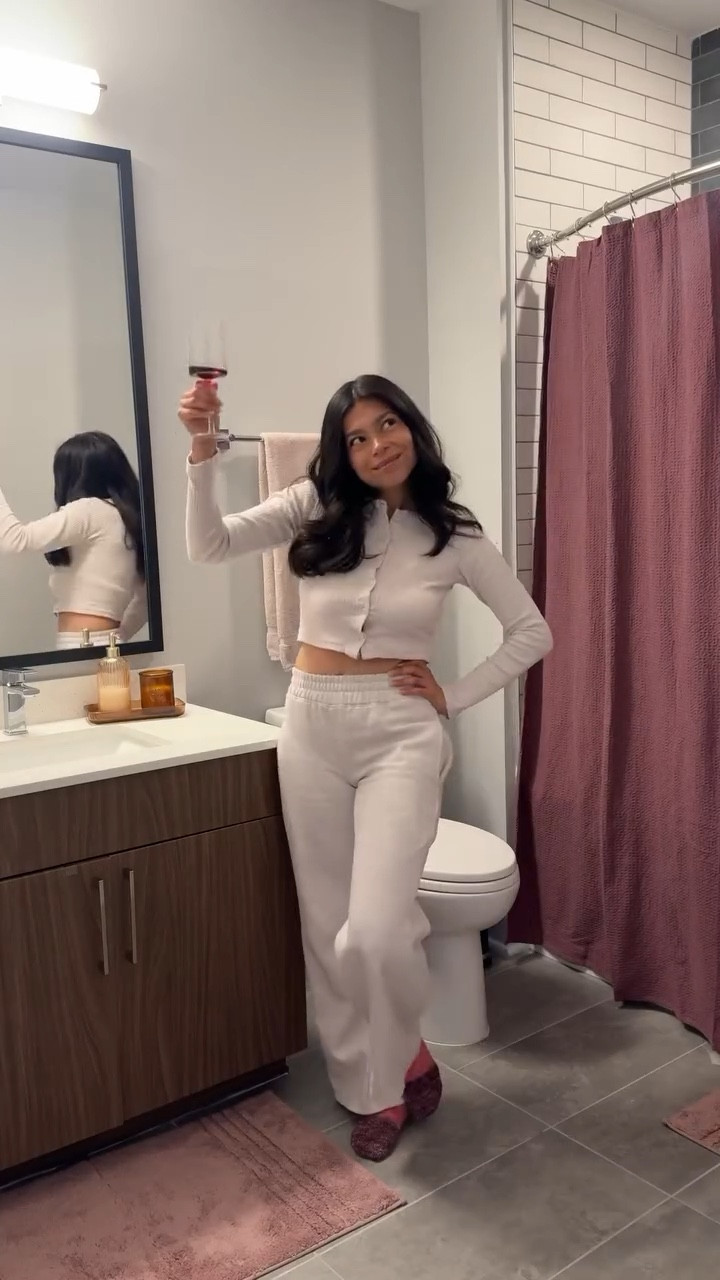 Whoops, the guest bathroom is now my beauty room. 😆💅💋💗💄

#mauve #moody #apartment #guestbathroom #apartmentherapy #apartmentdecor #mauvedecor