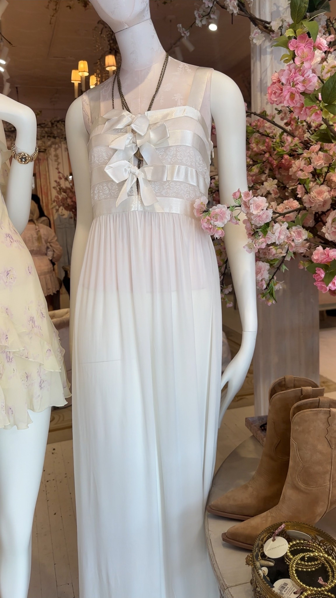 This is so beautiful and feminine, I’m in love. 

#LTKSeasonal