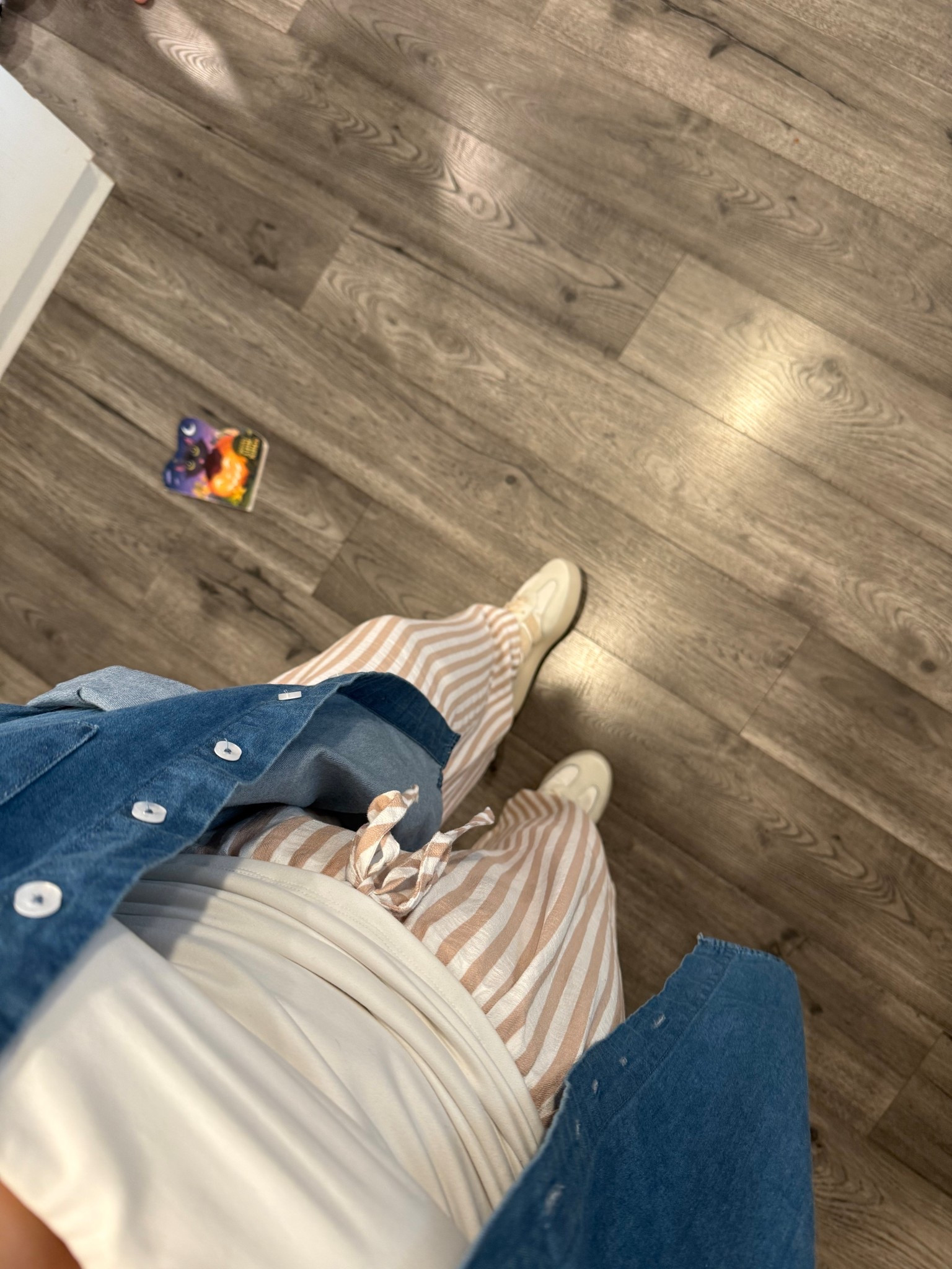 easy outfit for errands but still fun because the pants 💁🏻‍♀️