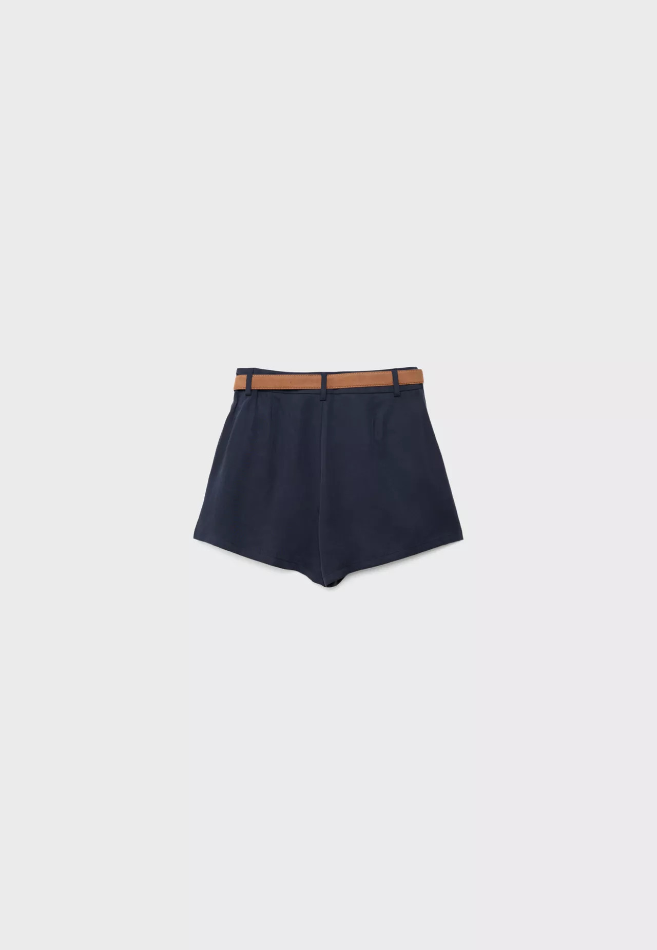 Flie\u00dfende Shorts mit G\u00fcrtel - Mode f\u00fcr Damen | Stradivarius Deutschland | Stradivarius DE