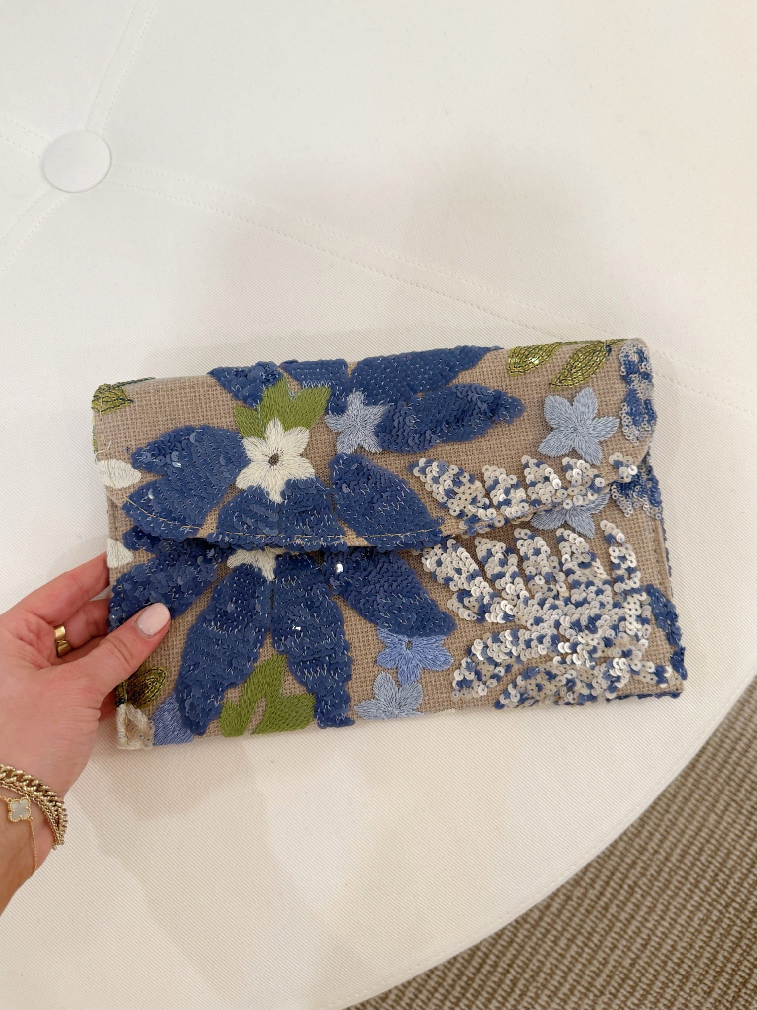 Amazon beaded clutch - this is a great summer piece to add a pop of color and pattern to any outfit!💙