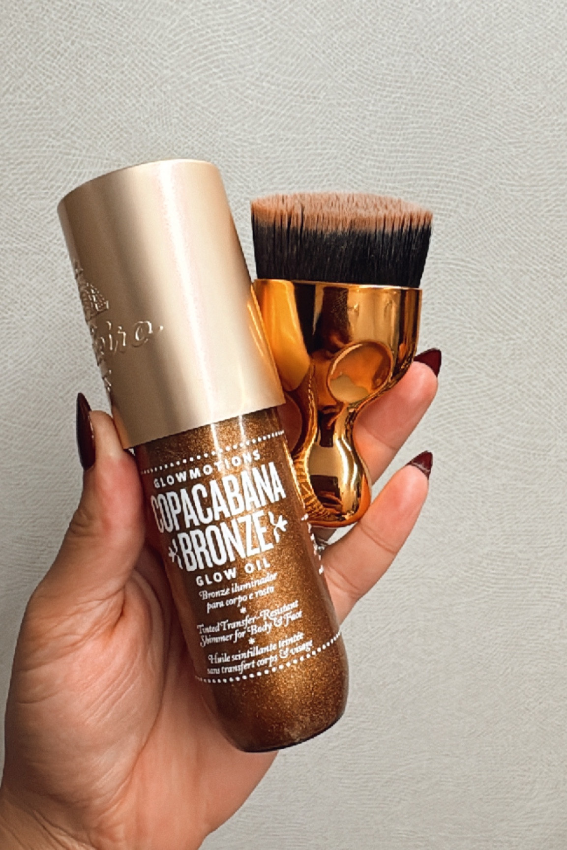 If you want to smell amazing plus have a good glow this right here is EVERYTHING