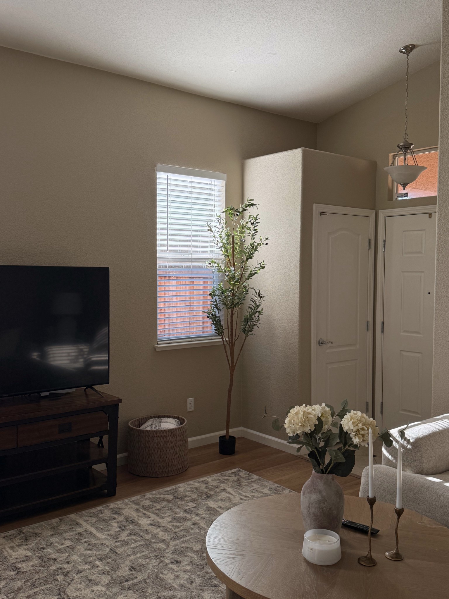 Just got this 7 foot olive tree in the mail and I’m obsessed 🤩 such a great way to fill an empty space in your home! 