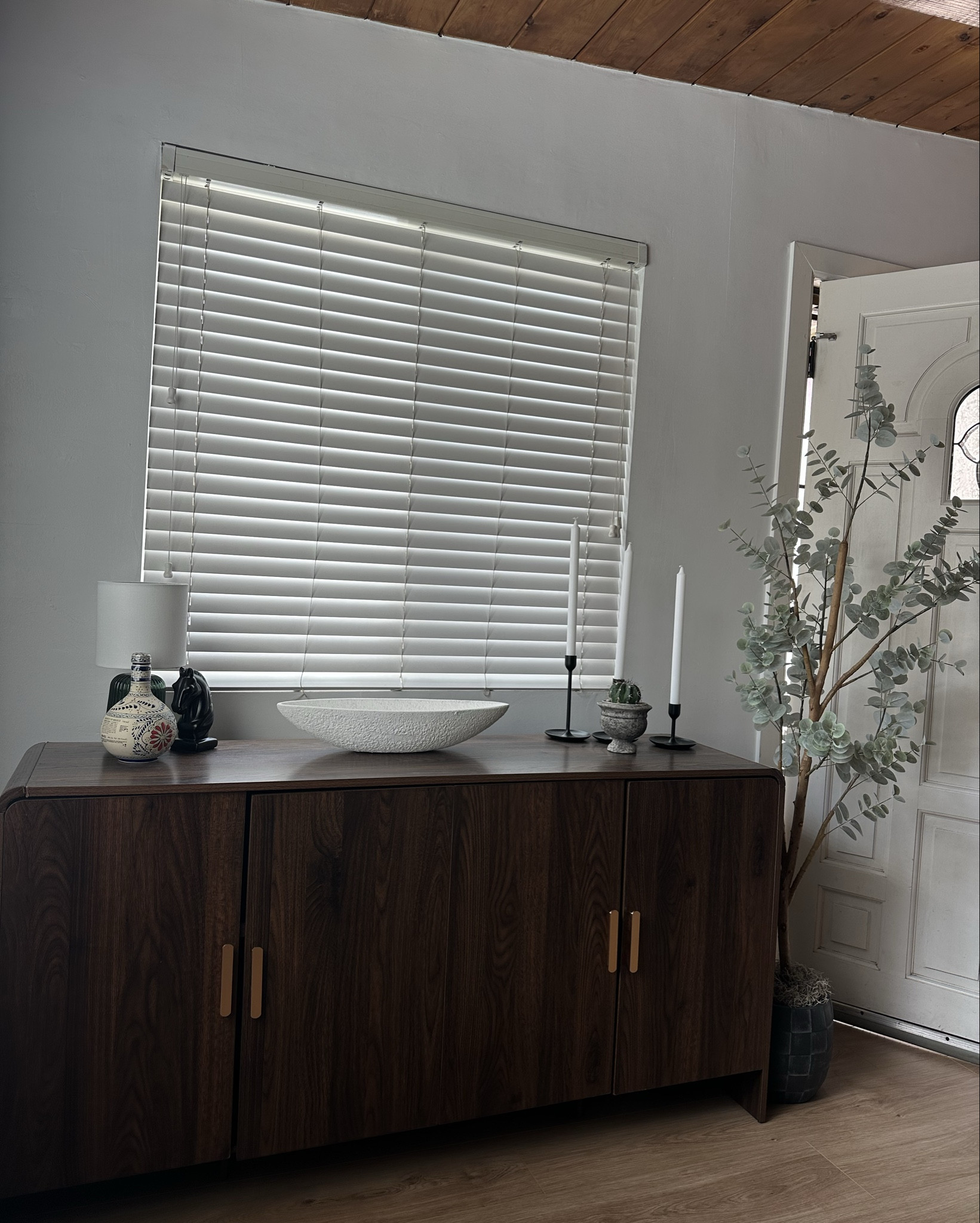Discreet Bar/Game rinconcito in our living room🥃📺🎮. I am thinking of adding curtains… or should I leave it like that? 🤨 
.
.
#homedecor #livingroomideas #homeinspo #homestyle #diy #livingroominspo #homeowner #decorinspo #homestyle

#LTKHome #LTKFindsUnder100 #LTKFindsUnder50