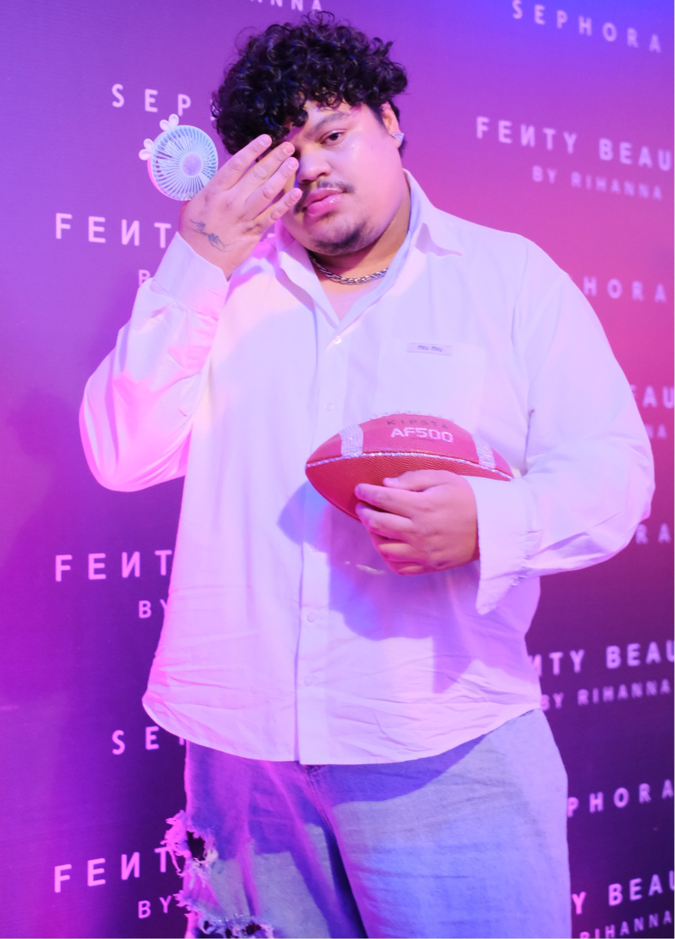 look neutro pra bolsa DIY brilhar (bolsa feita com uma bola de futebol americano aberta com um zíper costurado na lateral e cristais adicionados um a um) para um evento de Fenty Beauty 

#LTKbrasil #LTKitbag #LTKmens