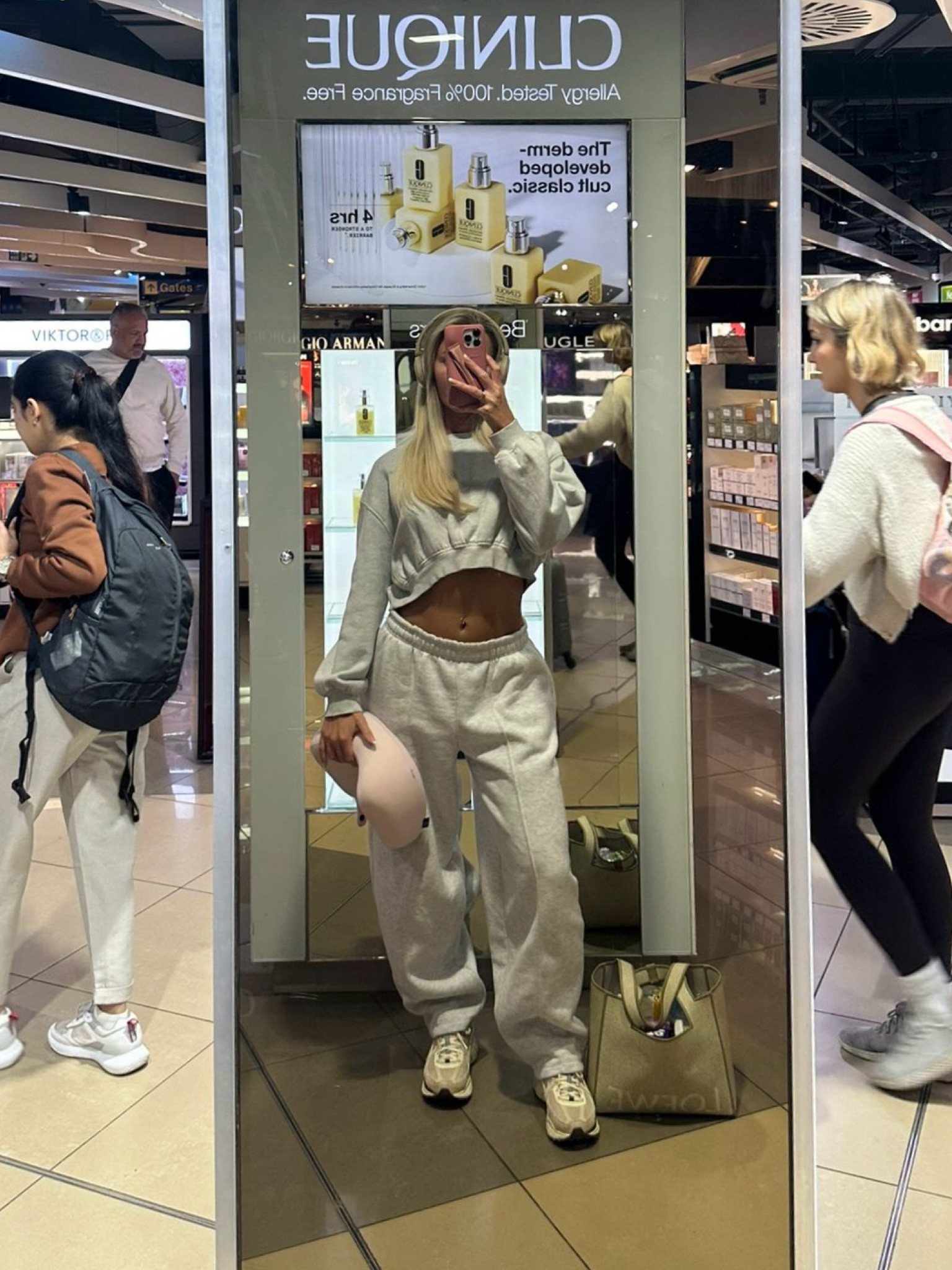 Airport fit 🧸

Zara cropped baggy grey tracksuit set 
Loewe canvas tote beige
Nike zoom vomero 5 beige
Sony nude beige wireless headphones

#LTKuk #LTKautumn