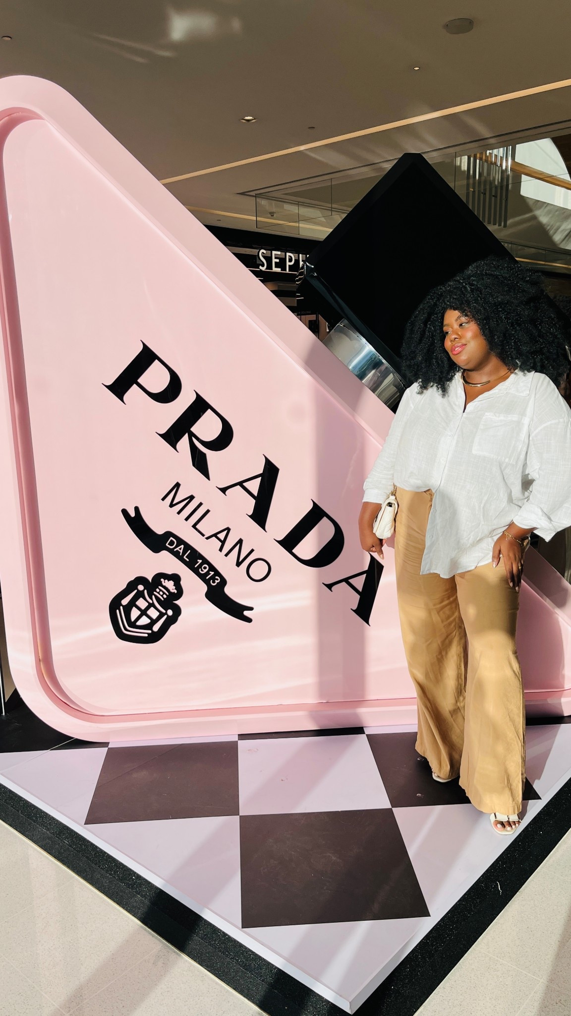 A Prada lançou recentemente o "Paradoxe Virtual Flower", um perfume feminino inovador desenvolvido em colaboração com inteligência artificial. Esta fragrância floral fresca destaca-se por capturar a essência do jasmim em plena floração, graças ao acorde exclusivo "Jasmin AI", criado pela combinação de emoções humanas e avanços tecnológicos

#LTKbrasil #LTKbeleza