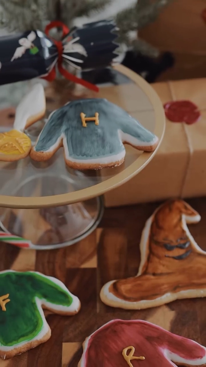 ✨Harry Potter Sugar Cookies✨
•
I’ve always loved to bake and I’ve always loved to draw and paint, but I’ve never combined the two. Until today! 
10/10 recommend using sugar cookies as canvas. 
•
It’s also a fun activity for kids! We are currently preparing another batch of dough so we can paint more cookies. I foresee cookies going to the neighbors so we don’t have to eat them all 😅
•
#harrypotter #harrypotterstyle #harrypotterbaking #wizardingworldofharrypotter #wizardsofbaking #harrypotterchristmas #potterhead @harrypotterstyle @harrypotter @williamssonoma