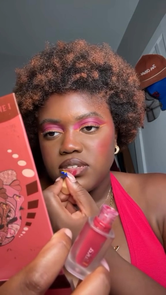 let’s get into this lip combo from yesterday rq 💖🎨

🫶🏾 @rarebeauty chocolate brown lip liner
🍓 @laka.global @laka.official fruity lip tint 
🪩 @sephoracollection iridescent gloss balm 

#lipcombo #chitchatgrwm #blackgirlmakeupvideos #blackgirllipcombo #summermakeuplook