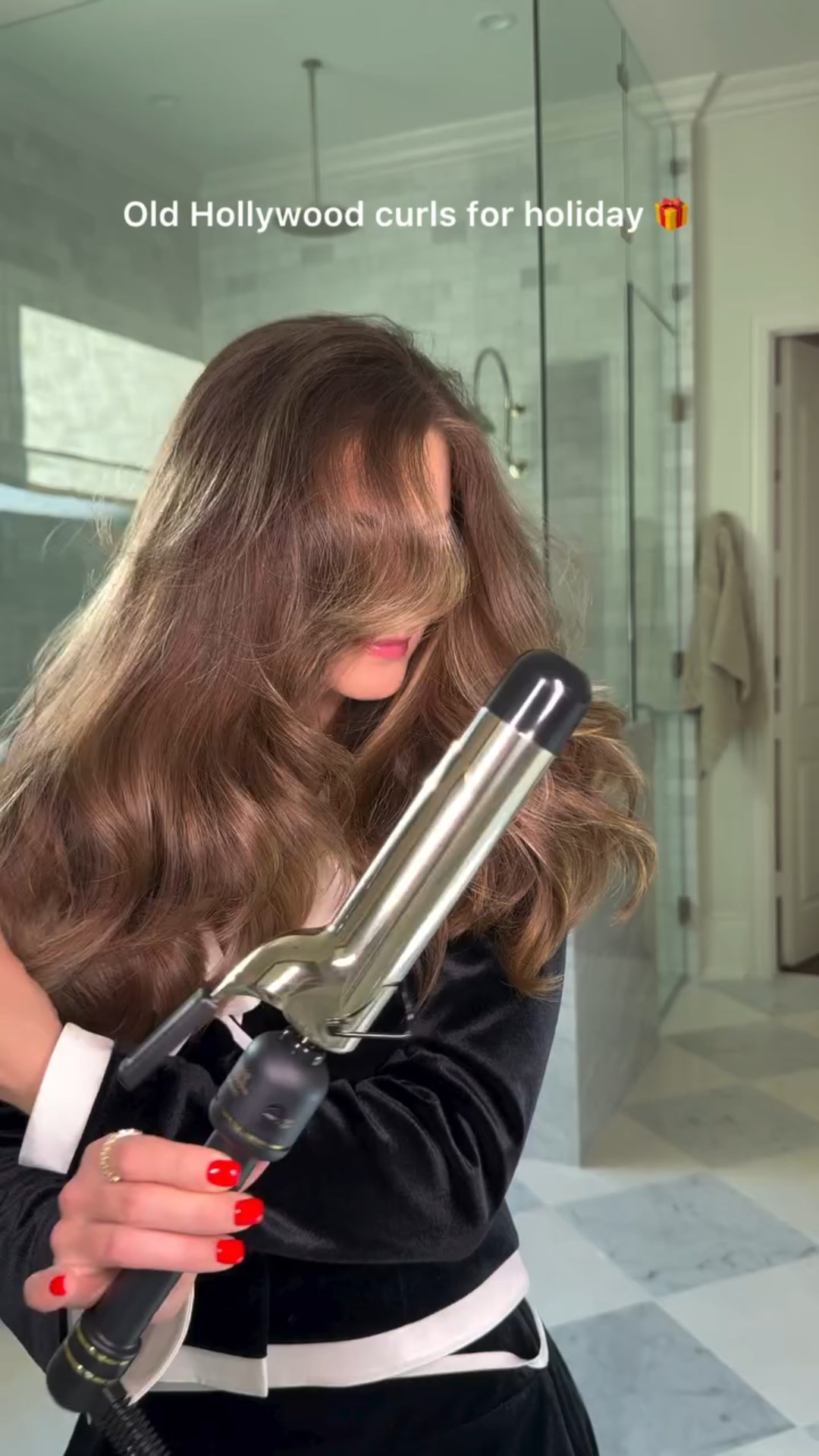 Holiday glam in under 10 minutes ✨ @hottoolspro The 1.5” Hot Tools 24K Gold Curling Iron= effortless volume, soft bends, and curls that actually last.
#HotToolsPartner #TheGoldStandard #IconicCurls