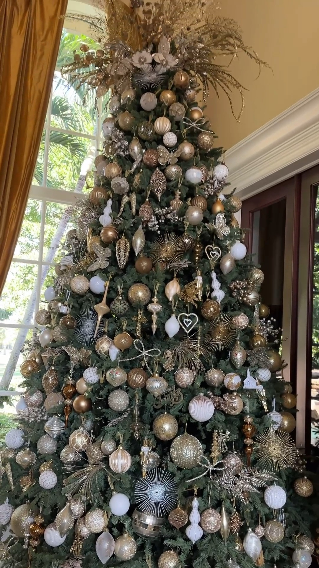 Main Christmas Tree Reveal 🎄✨ 

Our family Christmas tree is white and gold this year 😍 

What a beauty! We’ve collected ornaments through out the years and added some new ones as well 🎁

Added some of my favorite ornaments here and some are on sale 🛍️

#christmastree #christmasdecor #ornaments #christmastreeideas 



#LTKHoliday #LTKSaleAlert #LTKCyberWeek