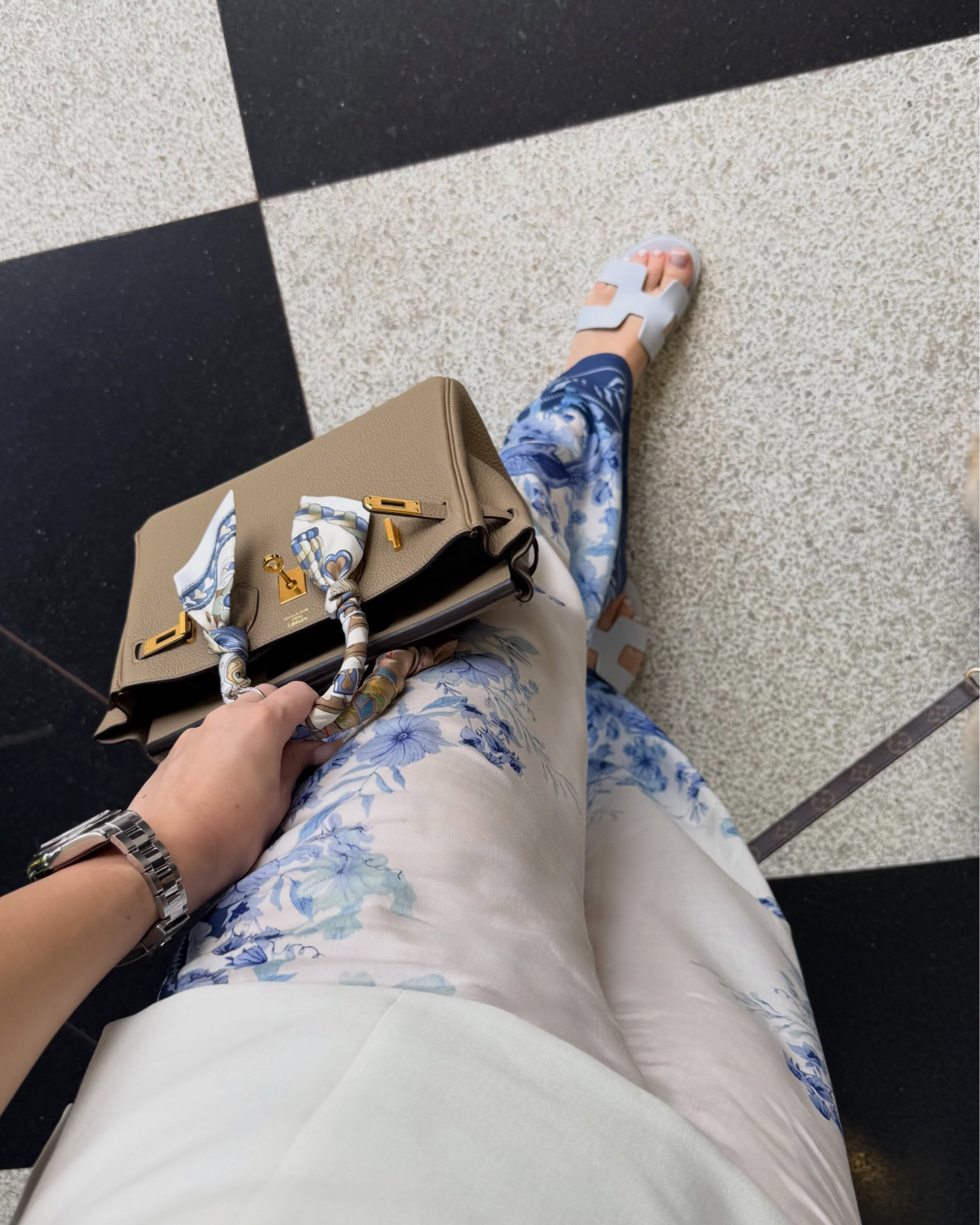 Days like these, relaxed chic fit in white and blue with a silky touch and elegant feel🦋🌿🌴#birkin25 #hermessantorini #beigemarfa #summerchic #rhrooftoppalmbeach