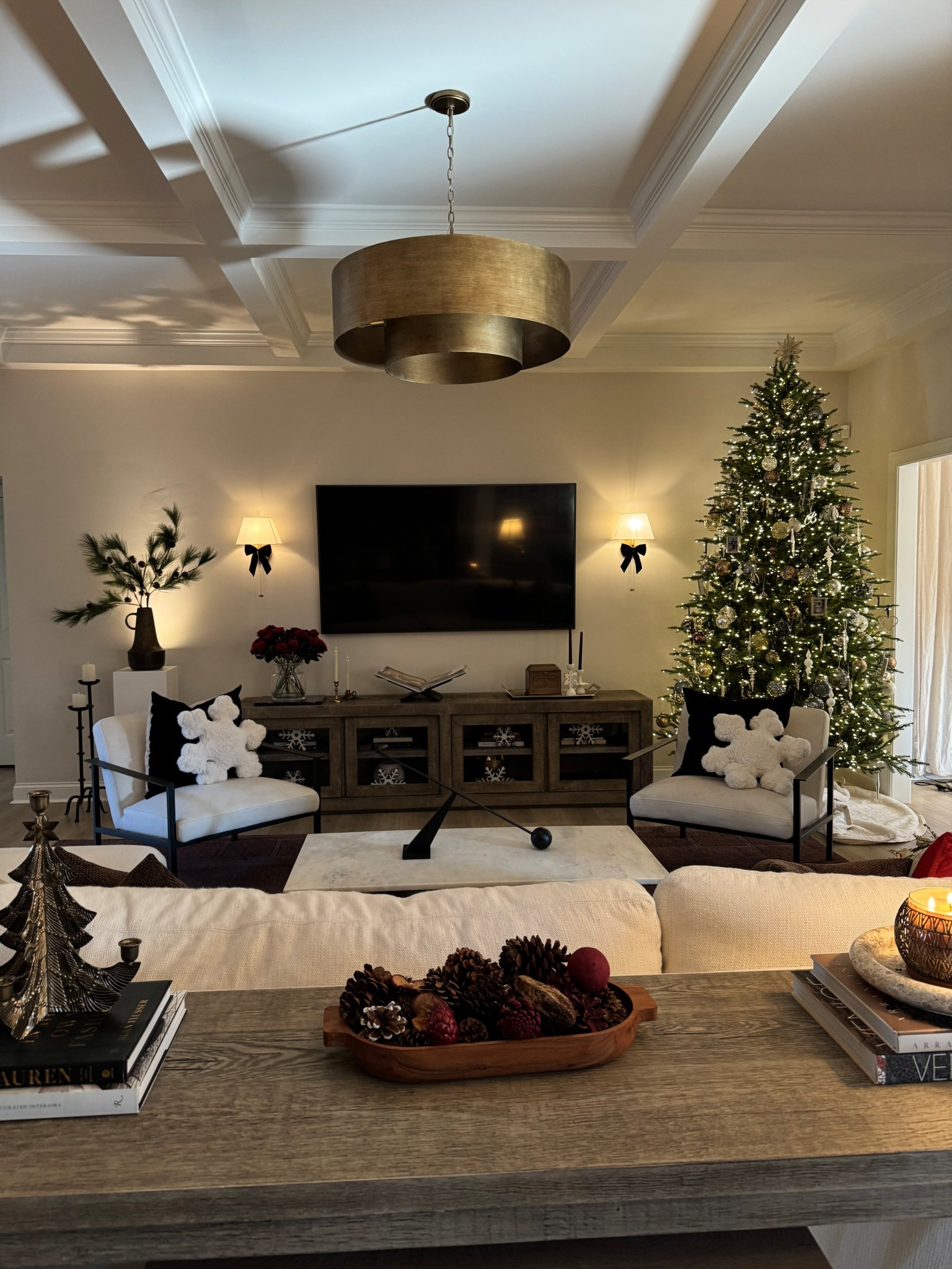 The living room is officially decorated for Christmas and I couldn’t be happier! Cheers to the holiday season 🎄🎅🏾❤️

Christmas home decor, holiday, living room, Christmas tree, faux stems, pillows 

#LTKHome #LTKSeasonal #LTKHoliday