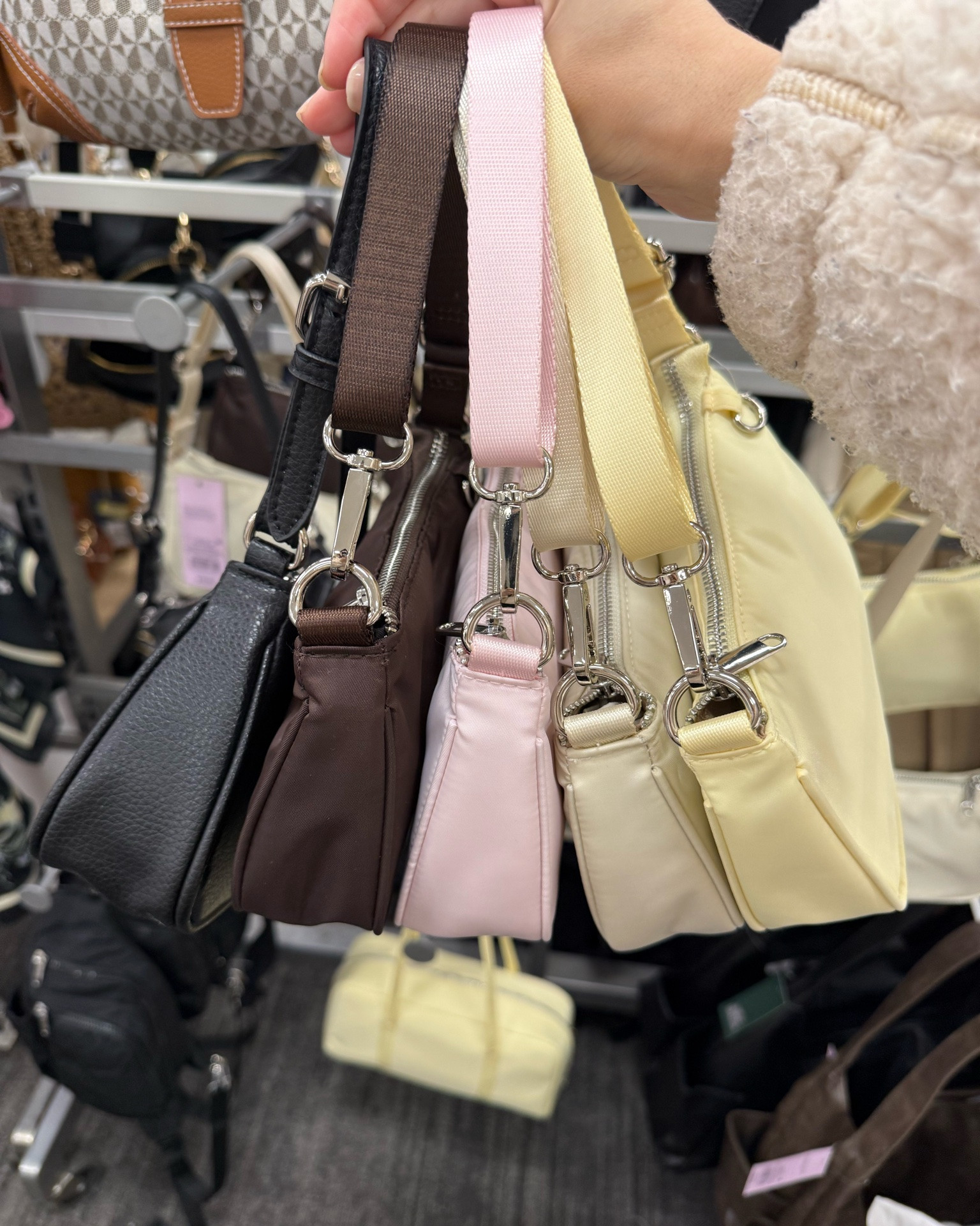 This purse comes in 5 colors!💖🎯

#LTKootd #LTKmomlife #LTKdayinmylife